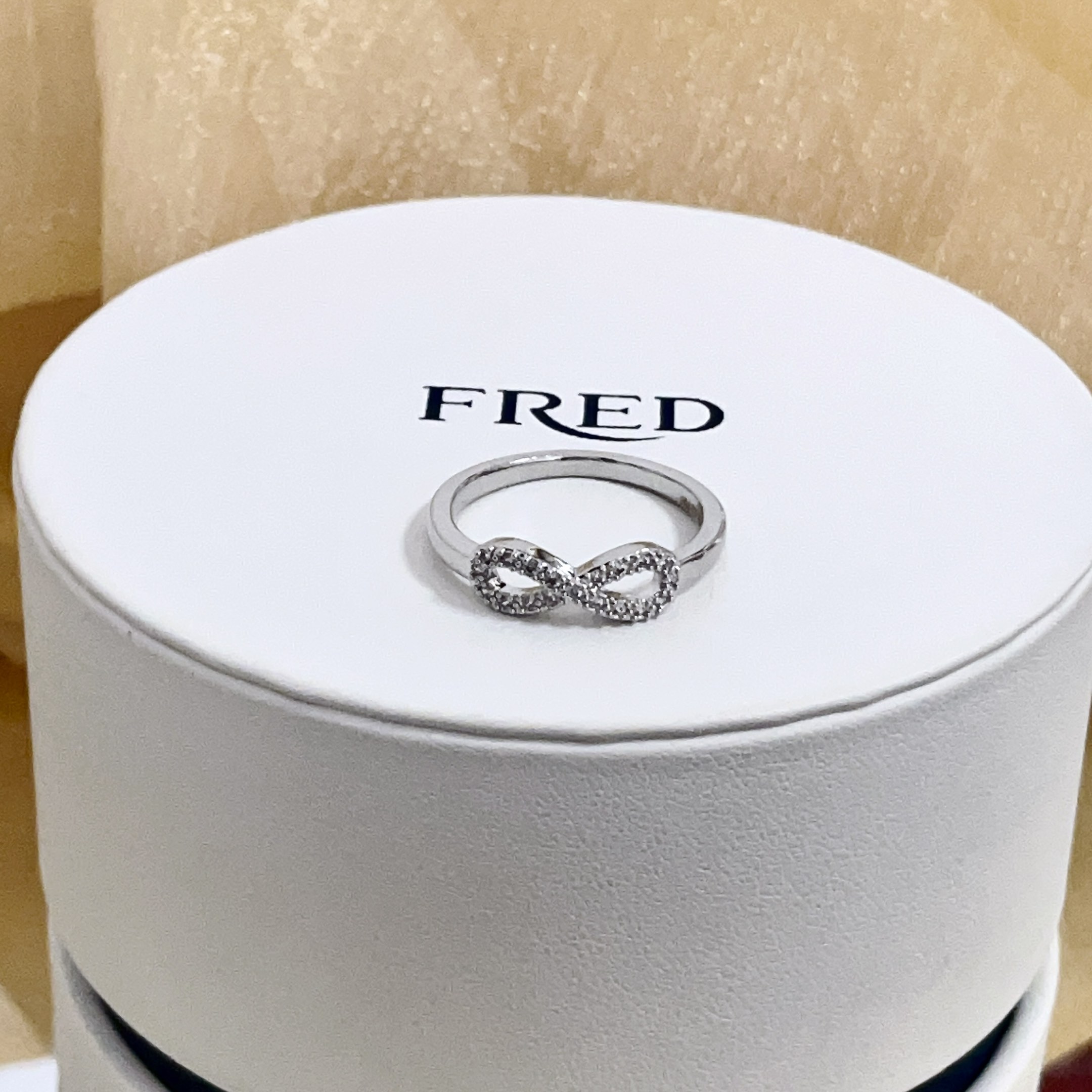 NO:557086,65 Popular Frederic full-diamond 8-shaped buckle ring, classic and versatile, a must-have item for Internet celebrities, fashionable and exquisite, 11 pairs of customized versions, thickened electroplating 18k process., jewelry boutique, ring1986090965 火爆 费雷德满钻8字扣戒指,经典百搭,网红达人 时尚一族备必单品时尚精致,11对版定制,加厚电镀18k工艺.,饰品精品,ring,Jewelry