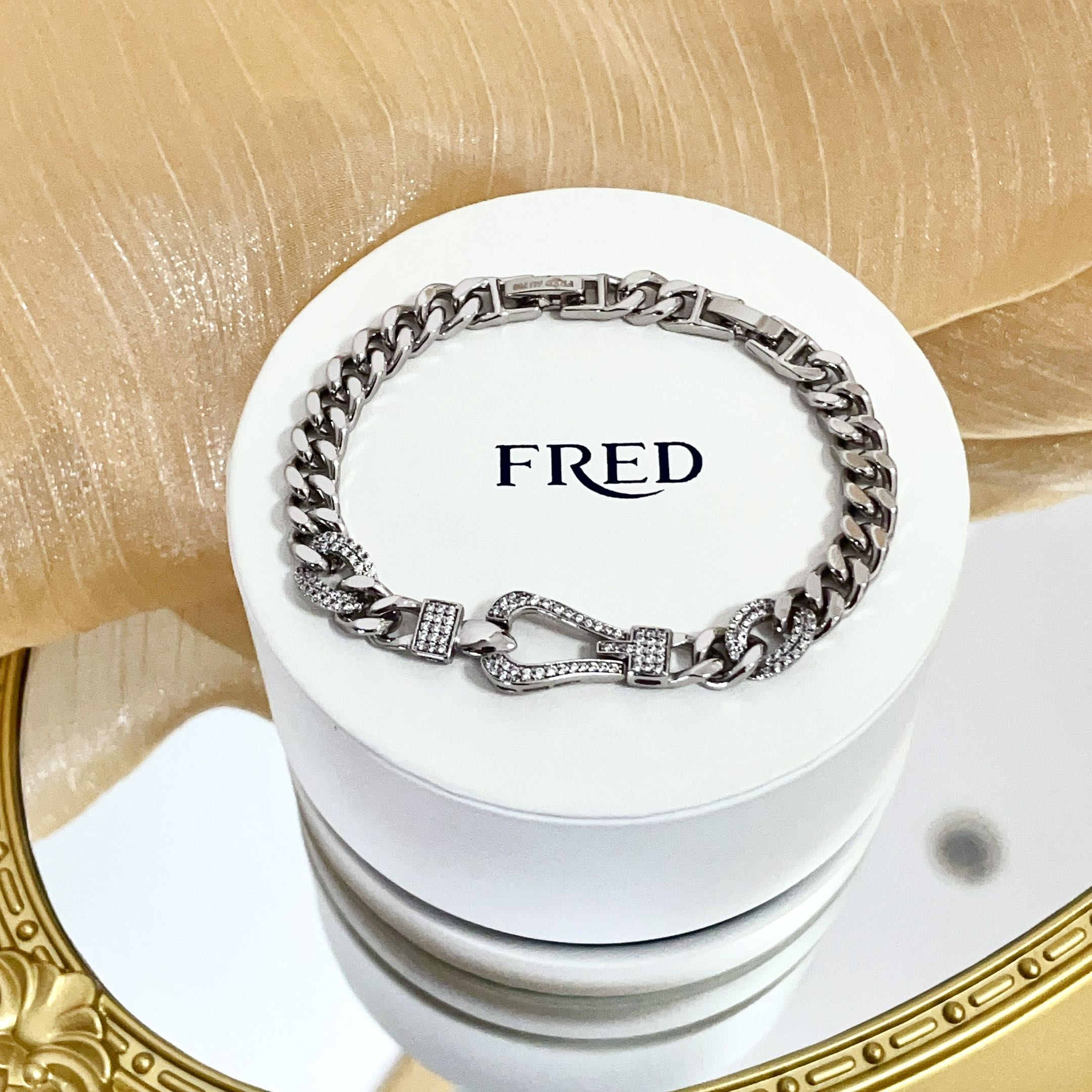 NO:557091,Popular Frederic full diamond horseshoe buckle bracelet, classic and versatile, a must-have item for fashionistas, fashionable and exquisite, 11 pairs of customized versions, thickened 18k electroplating process, different from the ordinary version on the market, the effect is very versatile!  !  , jewelry boutique, bracelet19860909火爆 费雷德满钻马蹄扣手链,经典百搭,网红达人 时尚一族备必单品,时尚精致,11对版定制,加厚电镀18k工艺,区别市面上普通版本上手效果非常百搭！！,饰品精品,bracelet,Jewelry