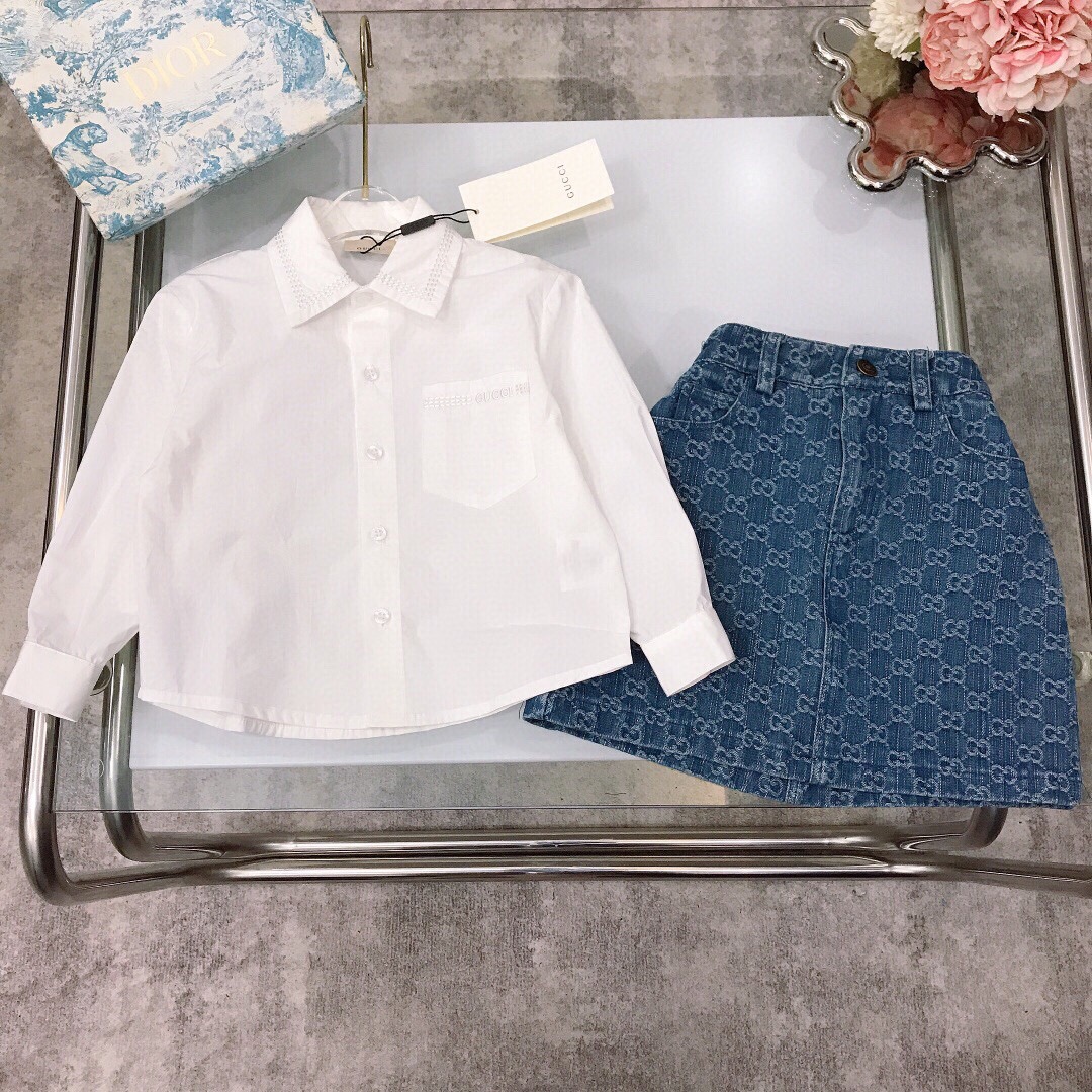 NO:579072,[Available in stock] Size 90- GUCC* Brother and sister style~ Girls skirt, topstitched embroidered lapel shirt, high-end blue jacquard denim skirt, fully jacquard double GG letter skirt, lined inside, stiff and stylish straight style, fashionable high street style, topstitched shirt worn alone or layered, the effect is super stunning~ Made of imported high-end custom-made cotton fabrics, high-end fashion style, the upper body effect is very good  Size 90--110-120-130-140-[CM] Need counter packaging, clothes, gucci, skirts, shirts,19860909【现货发】  尺寸90- GUCC* 兄妹款～女童套裙 明线刺绣翻领衬衫高级蓝提花牛仔短裙 短裙全面提花双GG字母 内里附有内衬版型硬挺有型直筒款式 时髦高街款式 明线衬衫单穿或者搭配叠穿效果超级惊艳～采用进口高端定制定制纯棉面料裁制 高级时髦款 上身效果非常好 尺码90--110-120-130-140-【CM】 需要专柜包装元,衣服,gucci,skirts,shirts,,Children's