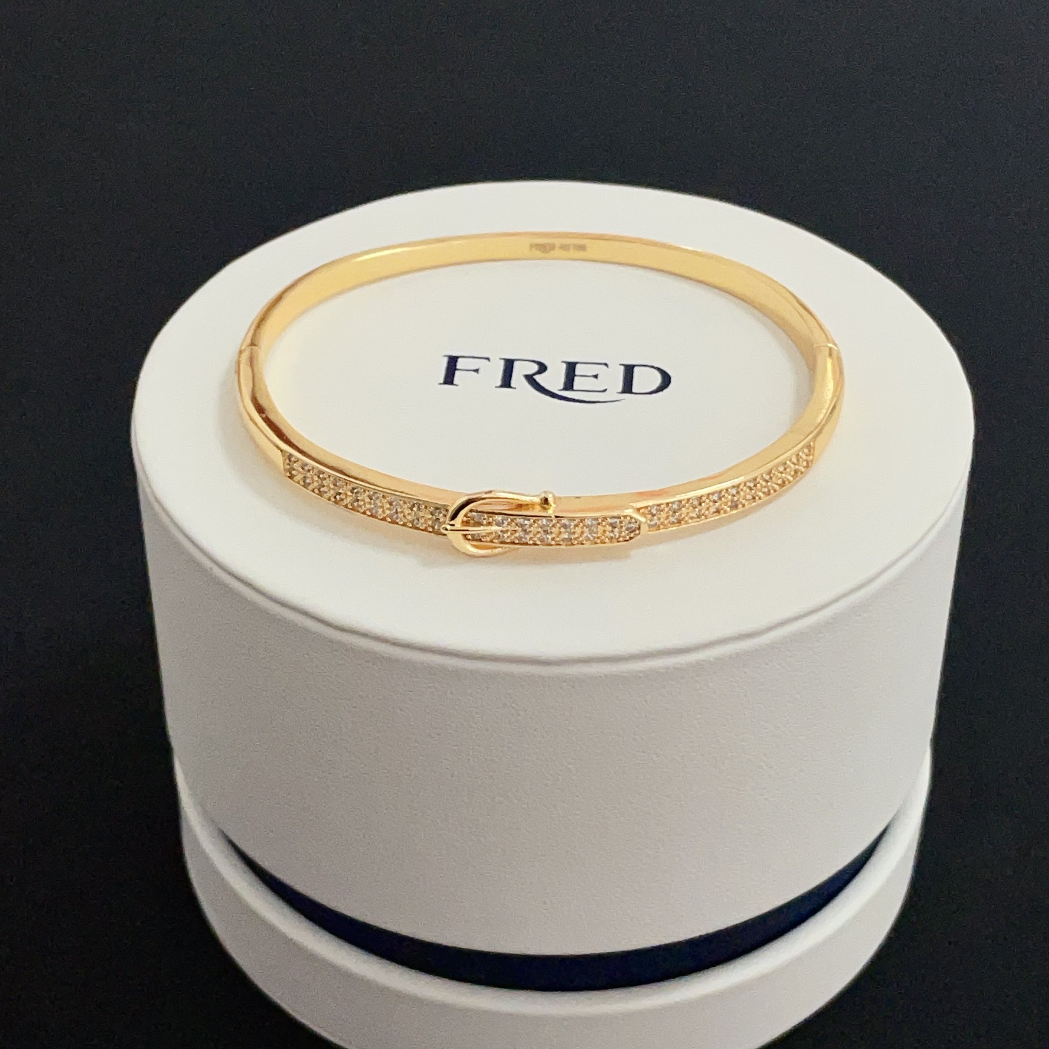 NO:557121,Popular Frederic full diamond horseshoe buckle bracelet, classic and versatile, a must-have item for fashionistas, fashionable and exquisite, 11 pairs of customized versions, thickened 18k electroplating process, different from the ordinary version on the market, the effect is very versatile!  !  , jewelry boutique, bracelet19860909火爆 费雷德满钻马蹄扣手镯 经典百搭,网红达人 时尚一族备必单品,时尚精致,11对版定制,加厚电镀18k工艺,区别市面上普通版本上手效果非常百搭！！,饰品精品,bracelet,Jewelry