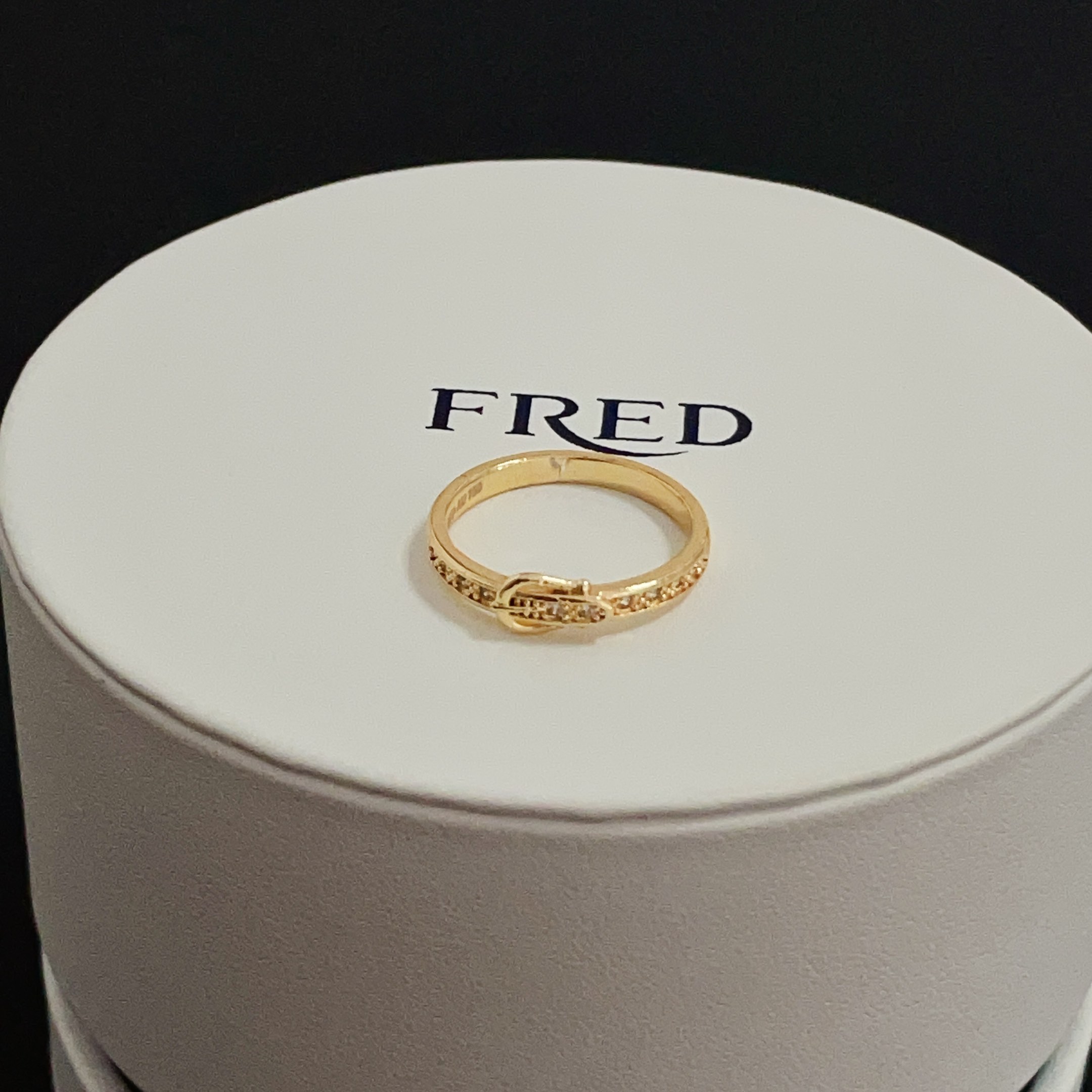 NO:557129,65 Popular Frederic full-diamond 8-shaped buckle ring, classic and versatile, a must-have item for Internet celebrities, fashionable and exquisite, 11 pairs of customized versions, thickened electroplating 18k process., jewelry boutique, ring1986090965 火爆 费雷德满钻8字扣戒指,经典百搭,网红达人 时尚一族备必单品时尚精致,11对版定制,加厚电镀18k工艺.,饰品精品,ring,Jewelry