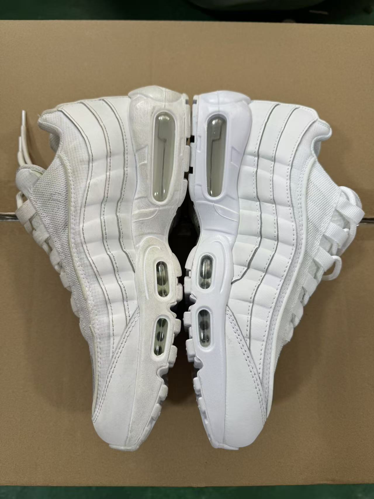 原版对比🆚 【EM纯原/小绿x】NK Air Max 95 OG 联名复古舒适气垫运动鞋 CT1268-100 全部配色 原鞋开发生产 高度还原 一眼ZP既视感 男女鞋真标半码制 原楦原纸版数据开发 环保进口透气牛皮革材质 高弹EVA缓震中底组合开窗式Air气垫装置 外置防滑耐磨橡胶外底❗ 尺码:36 37.5 38 38.5 39 40 40.5 41 42 42.5 43 44 44.5 45 46 47.5-选品中心