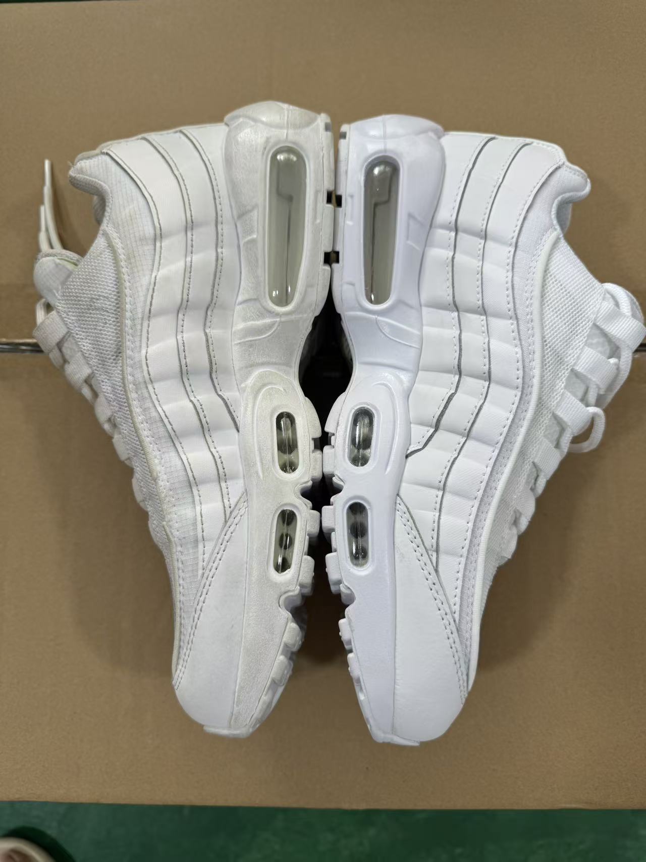 图片[2]-原版对比🆚 【EM纯原/小绿x】NK Air Max 95 OG 联名复古舒适气垫运动鞋 CT1268-100 全部配色 原鞋开发生产 高度还原 一眼ZP既视感 男女鞋真标半码制 原楦原纸版数据开发 环保进口透气牛皮革材质 高弹EVA缓震中底组合开窗式Air气垫装置 外置防滑耐磨橡胶外底❗ 尺码：36 37.5 38 38.5 39 40 40.5 41 42 42.5 43 44 44.5 45 46 47.5-选品中心