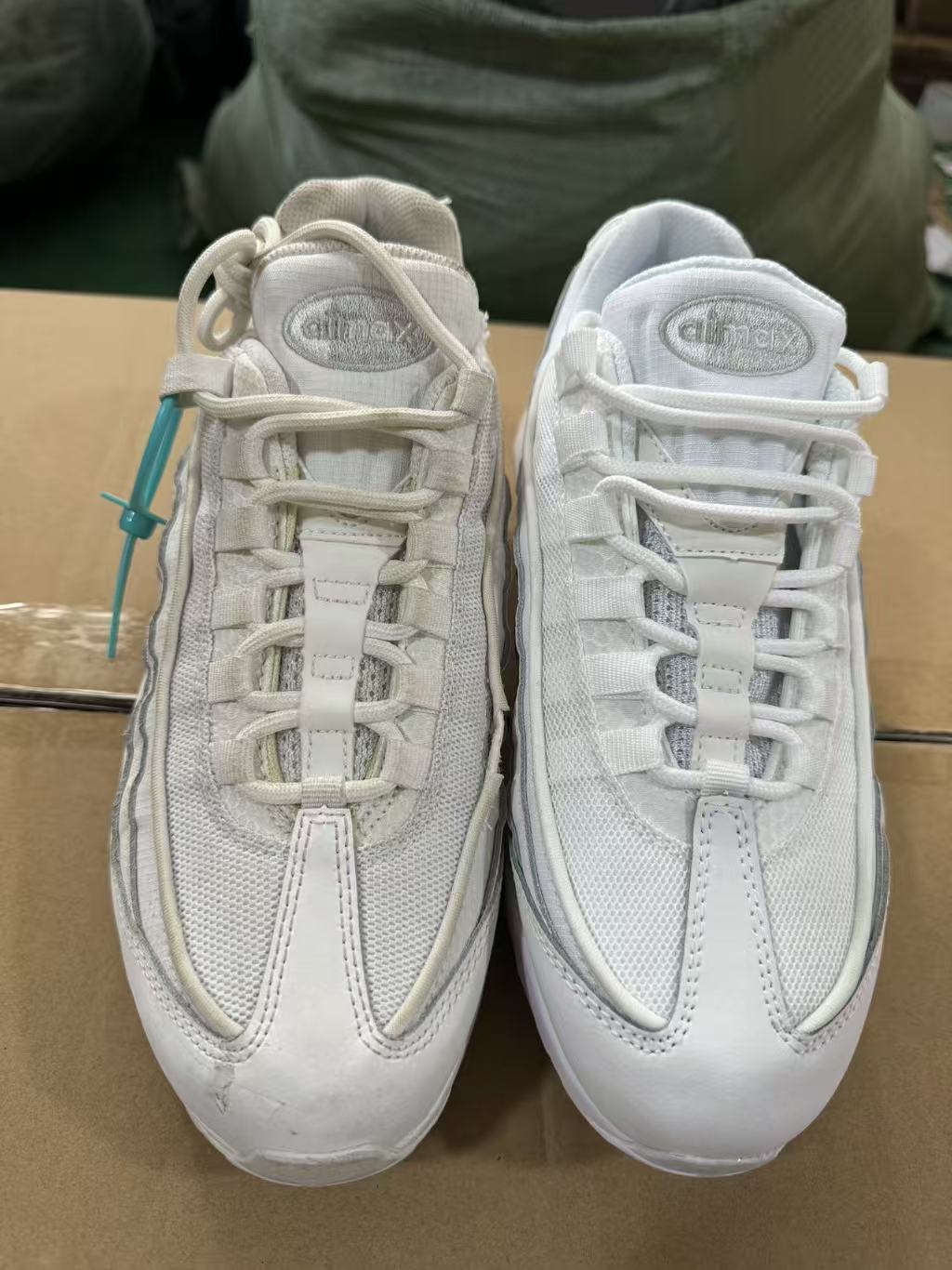 图片[3]-原版对比🆚 【EM纯原/小绿x】NK Air Max 95 OG 联名复古舒适气垫运动鞋 CT1268-100 全部配色 原鞋开发生产 高度还原 一眼ZP既视感 男女鞋真标半码制 原楦原纸版数据开发 环保进口透气牛皮革材质 高弹EVA缓震中底组合开窗式Air气垫装置 外置防滑耐磨橡胶外底❗ 尺码：36 37.5 38 38.5 39 40 40.5 41 42 42.5 43 44 44.5 45 46 47.5-选品中心