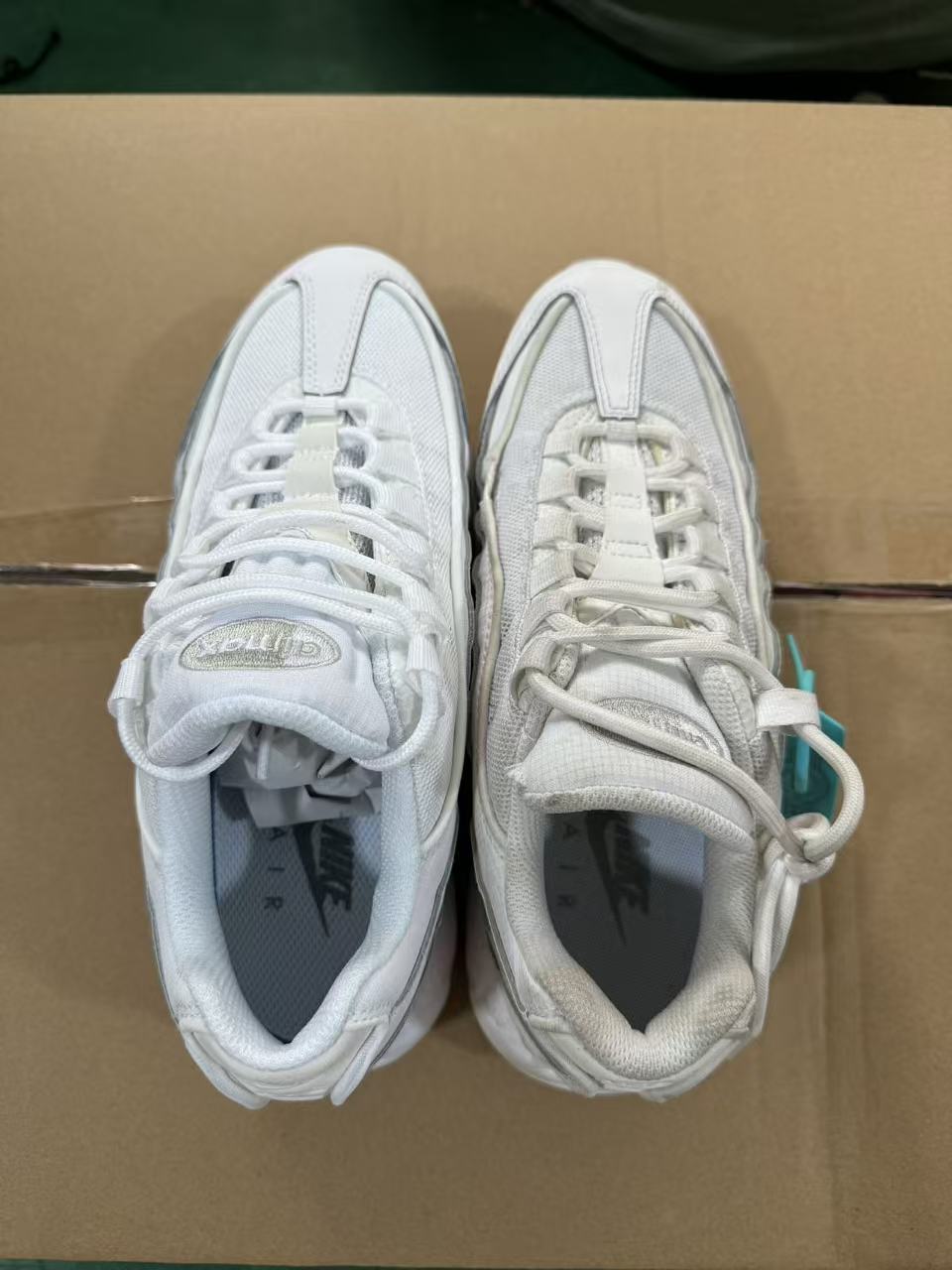 图片[4]-原版对比🆚 【EM纯原/小绿x】NK Air Max 95 OG 联名复古舒适气垫运动鞋 CT1268-100 全部配色 原鞋开发生产 高度还原 一眼ZP既视感 男女鞋真标半码制 原楦原纸版数据开发 环保进口透气牛皮革材质 高弹EVA缓震中底组合开窗式Air气垫装置 外置防滑耐磨橡胶外底❗ 尺码：36 37.5 38 38.5 39 40 40.5 41 42 42.5 43 44 44.5 45 46 47.5-选品中心