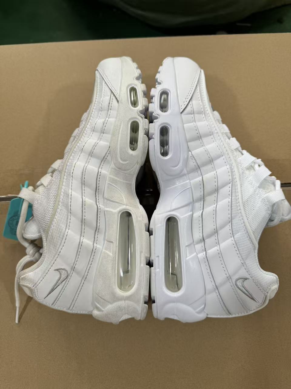 图片[5]-原版对比🆚 【EM纯原/小绿x】NK Air Max 95 OG 联名复古舒适气垫运动鞋 CT1268-100 全部配色 原鞋开发生产 高度还原 一眼ZP既视感 男女鞋真标半码制 原楦原纸版数据开发 环保进口透气牛皮革材质 高弹EVA缓震中底组合开窗式Air气垫装置 外置防滑耐磨橡胶外底❗ 尺码：36 37.5 38 38.5 39 40 40.5 41 42 42.5 43 44 44.5 45 46 47.5-选品中心