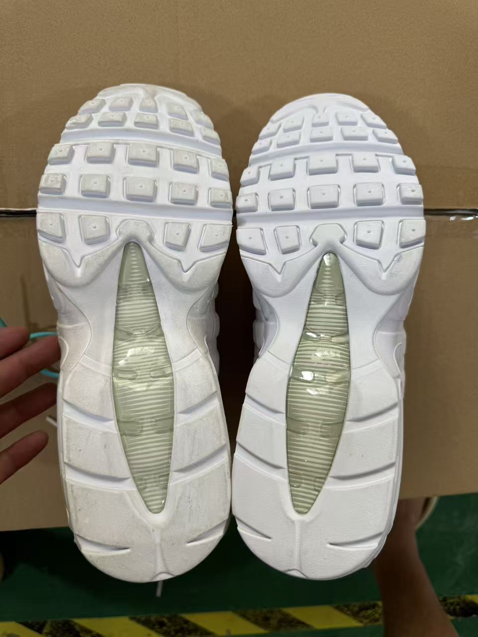 图片[7]-原版对比🆚 【EM纯原/小绿x】NK Air Max 95 OG 联名复古舒适气垫运动鞋 CT1268-100 全部配色 原鞋开发生产 高度还原 一眼ZP既视感 男女鞋真标半码制 原楦原纸版数据开发 环保进口透气牛皮革材质 高弹EVA缓震中底组合开窗式Air气垫装置 外置防滑耐磨橡胶外底❗ 尺码：36 37.5 38 38.5 39 40 40.5 41 42 42.5 43 44 44.5 45 46 47.5-选品中心