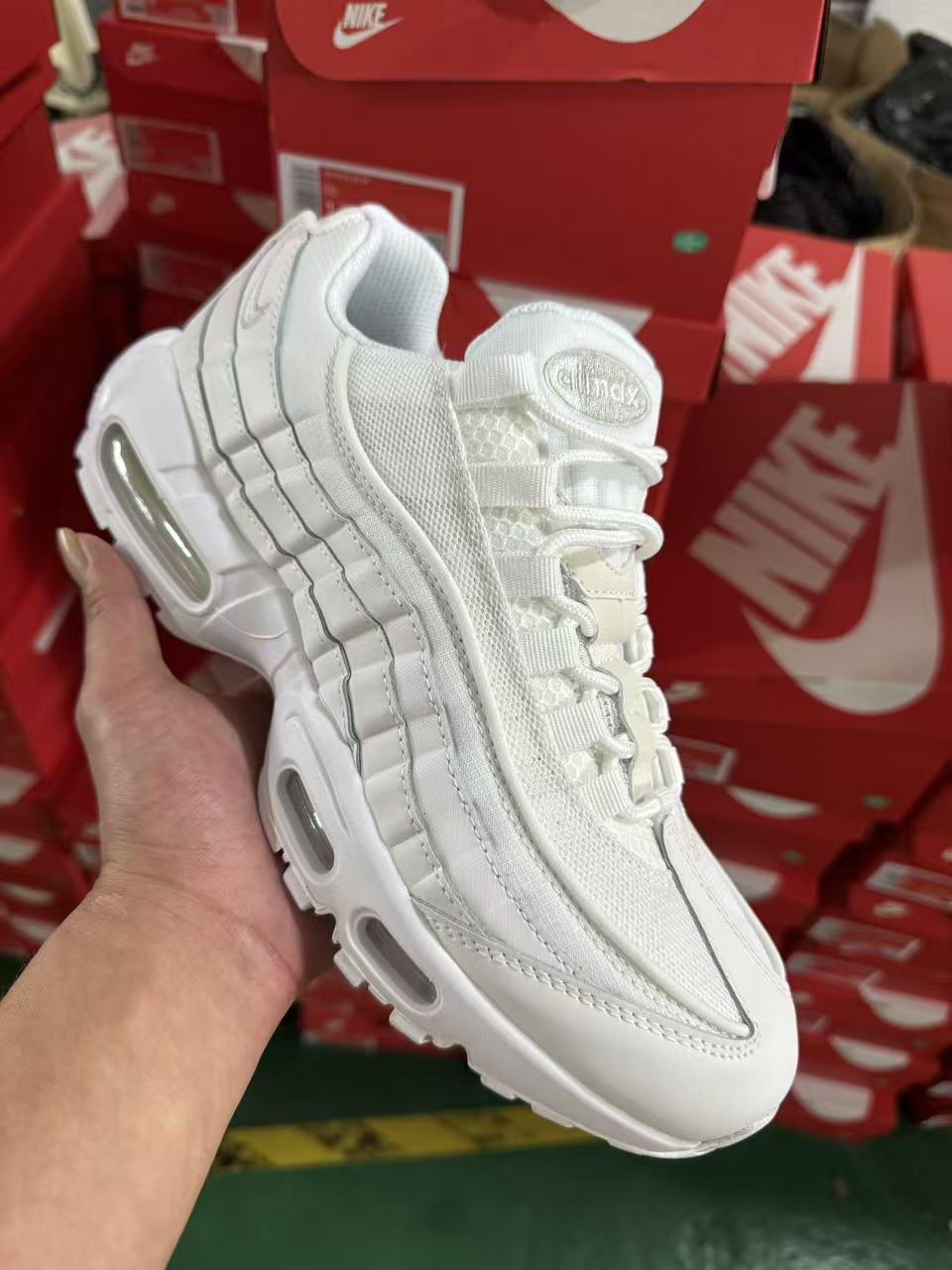 图片[8]-原版对比🆚 【EM纯原/小绿x】NK Air Max 95 OG 联名复古舒适气垫运动鞋 CT1268-100 全部配色 原鞋开发生产 高度还原 一眼ZP既视感 男女鞋真标半码制 原楦原纸版数据开发 环保进口透气牛皮革材质 高弹EVA缓震中底组合开窗式Air气垫装置 外置防滑耐磨橡胶外底❗ 尺码：36 37.5 38 38.5 39 40 40.5 41 42 42.5 43 44 44.5 45 46 47.5-选品中心