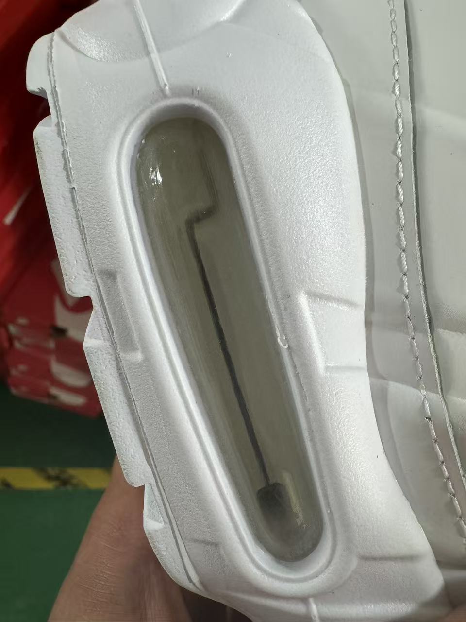 图片[9]-原版对比🆚 【EM纯原/小绿x】NK Air Max 95 OG 联名复古舒适气垫运动鞋 CT1268-100 全部配色 原鞋开发生产 高度还原 一眼ZP既视感 男女鞋真标半码制 原楦原纸版数据开发 环保进口透气牛皮革材质 高弹EVA缓震中底组合开窗式Air气垫装置 外置防滑耐磨橡胶外底❗ 尺码：36 37.5 38 38.5 39 40 40.5 41 42 42.5 43 44 44.5 45 46 47.5-选品中心