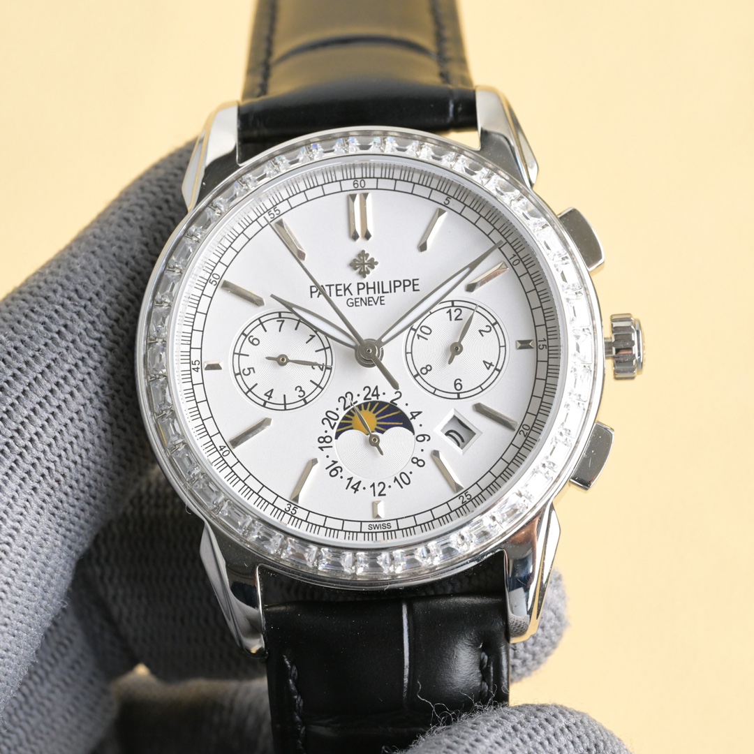 NO:532302,White Gold Diamond 50 [Latest Production of TW in the Year] Patek Philippe's highest-version watch in the market!  The TW watchmaker team took 8 months to carefully design, dared to be the first, broke through the multi-layer technical bottleneck, and strived for perfection!  [Case] ​​The market's exclusive latest pot cover glass material, the dial is simple and extraordinary, the 12 scales are integrated with glass, the exclusive full diamond case has a super 3D three-dimensional feeling, ultra-thin craftsmanship, and a diameter of 40mm. [Movement] The watch uses the original 9015 movement, with a frequency of 28,800 times per hour, and zero rework quality. [Watch buckle] style with Italian cowhide makes the wrist fit and comfortable, and the watch buckle is engraved with a classic logo, which is generous and classy. No one really owns Patek Philippe, but it is just kept for the next generation.,, patek philippe, cowhide19860909白 金 钻50【 TW 年最新出品】百达翡丽 市场最高版本腕表！TW制表师团队历时8个月精心设计,敢为人先,突破多层技术瓶颈,力求完美！【表壳】市场独家最新锅盖玻璃材质,表盘简而不凡,12个刻度与玻璃融为一体,独家的满钻表壳,具有超强3D立体感,超薄工艺,直径40mm.【机芯】腕表采用原装9015机芯,每小时振频28800次,零返修质量.【表带扣】款式搭配意大利牛皮让手腕更贴合舒适,腕表表扣上面刻有经典标志,大方富有档次. 没有人真正拥有百达翡丽,只不过为下一代保管而已.,,patek philippe,cowhide,Watch