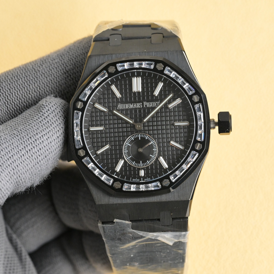 NO:532309,A Audemars Piguet Royal Oak 26591I series men's watch, shockingly launched, the back cover is upgraded to the bottom, adopting the 2953 upgraded movement, achieving the peak of the steel watch - the performance of strength, defending the title of 'steel' king!  [5 exquisite points] 1. The authentic disassembly mold is 42×11.3 mm in size and the same as the authentic one!  2. Perfectly restore every detail of the genuine case, showing the authentic 'clear edges and angular, resolute and courageous' masculine temperament. 3. The workmanship of the steel belt is impeccable, which is higher than any steel belt watch on the market. The tightness of the 'cushion belt' connected to the steel belt head and the watch head is exactly the same as that of the genuine one (optional steel belt style and tape style) 4. Audemars Piguet 2953 upgraded movement, stable, excellent, and more real. 5. The 'biscuit texture' of the dial is three-dimensional and full. Paired with platinum fluorescent time marks and Royal Oak Royal Oak pointer, experience exquisitely and feel differently!  A must-be boutique, audemars19860909A爱彼皇家橡树26591I系列男士腕表 震撼上线后盖升级透底,采用2953升级版机芯, 成就钢表巅峰—— 实力演绎 卫冕“钢”王！【5大精妙之处】 1.正品拆解开模,尺寸为42×11.3毫米与正品一致！ 2.完美还原正品表壳的每一处细节,尽显正品“棱角分明 坚毅果敢”的阳刚气质. 3.钢带的做工无可挑剔,比市面上任何钢带表做工均要更上一层楼,钢带头粒和表头衔接的“缓冲带”的松紧程度与正品一模一样,(可选配钢带款,胶带款) 4.爱彼2953升级版机芯,稳定,优秀,更真实. 5.表盘的“饼干纹理”立体饱满 搭配白金荧光时标和Royal Oak皇家橡树指针,体验精妙 感受不同！必属精品,,audemars,Watch