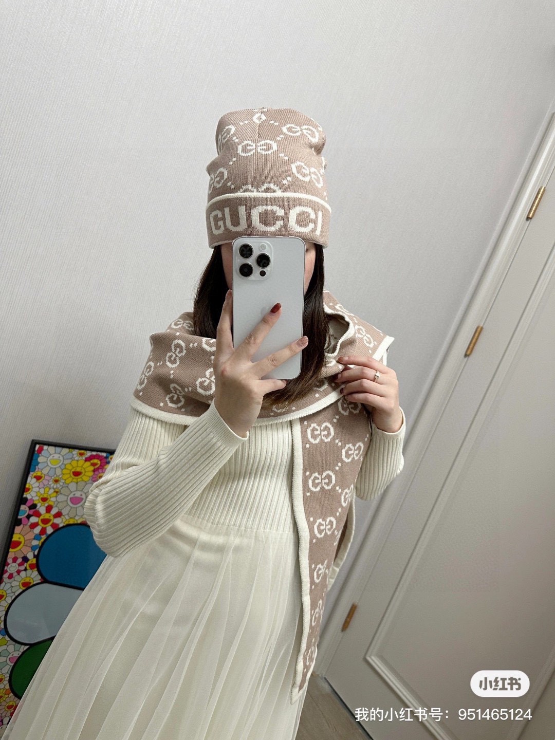 NO:554504,Gucci GUCCI classic suit hat!  Hat and scarf!  Cashmere and Rabbit Velvet Quality!  It's warm and super comfortable~A great tool for young ladies to reduce their age in winter~This winter, all you need is a set of hats~It's warm and fashionable!  Unisex model! Can be made as a couple model!  Complete range of anti-counterfeiting labels and elevators!  Many styles, welcome to choose!! Suits, suits, gucci, hats19860909古奇GUCCI经典套装帽子！帽子围巾！羊绒兔绒品质！暖暖哒超级舒服～冬日小姐姐减龄神器哦～这个冬天你就差这么一套套装帽子啦～又保暖又时尚！男女通用款!可以做情侣款！防伪标签吊卡齐全！多多款式,欢迎选择!!套装,套装,gucci,hats,accessory