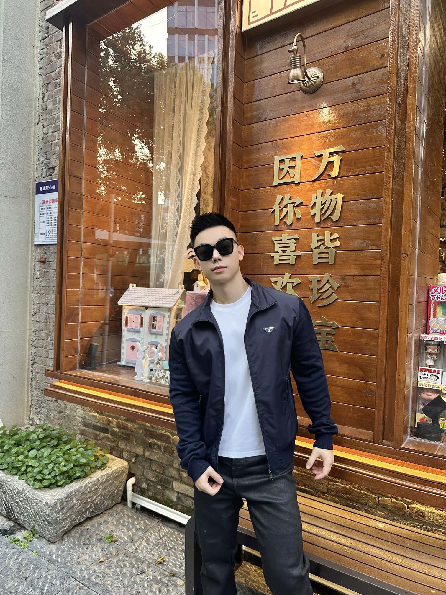 NO:550454,.Prada triangular knitted spliced ​​nylon jacket Custom twill light-sensitive nylon coating and fixed wool blend knitted soft and delicate comfortable skin with deep hidden blue as ink Use splicing as pen Harmonious symbiosis The embellishment of the iconic enamel triangle metal logo to demonstrate the elegance and nobility of the brand Deconstruction classics with splicing design When the tenderness of wool meets Re-Nylon's edge, reveals a flexible and relaxing beauty, the sense of tactile layering is the ultimate of high-end feeling, the details hidden in restraint Craft 1: Use imported special aircraft infrared positioning 'Prada triangle logo' for more precise positioning, firm and solid Craft 2: Seamless splicing is finely made, finely made Sweater knitting sheets through specific sewing, knitting techniques are connected together, making almost no traces visible at the splicing, the splicing effect is beautiful and neat  Craft 3: Template bag opening Preset templates to guide the position of the bag opening Shape and size Accuracy ensures the quality of the bag opening Effect Craft 4: Laundry washing water plus soft smell removal process Deep cleaning and smell removal of clothes through professional washing equipment and specific detergents Improve the feel and appearance of clothes Accessories Customized 1:1 Prada Triangle Mark Customized 1:1 Prada Zipper Customized 1:1 Prada Trademark Size 48 50 52 54,,prada,jackets & coats,sweaters,alexander wang19860909.Prada 三角标针织拼接尼龙外套 定制斜纹光感尼龙覆膜料 以及定织丝光羊毛混纺针织料 柔软细腻 舒适贴肤 以深邃的藏蓝为墨 以拼接为笔 和谐共生 标志性涂珐琅三角形金属徽标点缀 彰显品牌的优雅与高贵 用拼接设计解构经典 当羊毛的温柔邂逅Re-Nylon的锋芒 流露一股柔韧的松弛美 触觉的层次感拉满 高级感的终极 是藏在克制里的细节 工艺1: 采用进口专机红外线定位“Prada三角标” 位置更为精准 牢固结实 工艺2: 无缝拼接精工细做 将毛衣织片通过特定的缝制 编织手法连接在一起的工艺 使拼接处几乎看不出痕迹 拼接效果美观且整洁 工艺3: 模版机开袋 预设的模板来指导开袋的位置 形状和大小 精确性确保了开袋效果质量 工艺4: 成衣洗水加软去味工艺 通过专业的洗涤设备和特定的洗涤剂 对衣物进行深度清洁和去味处理 改善衣物的手感和外观 辅料 定制1:1 Prada 三角标 定制1:1 Prada 拉链 定制1:1 Prada 商标 版型 合身版型 尺码 48 50 52 54,,prada,jackets & coats,sweaters,alexander wang,Men's clothing