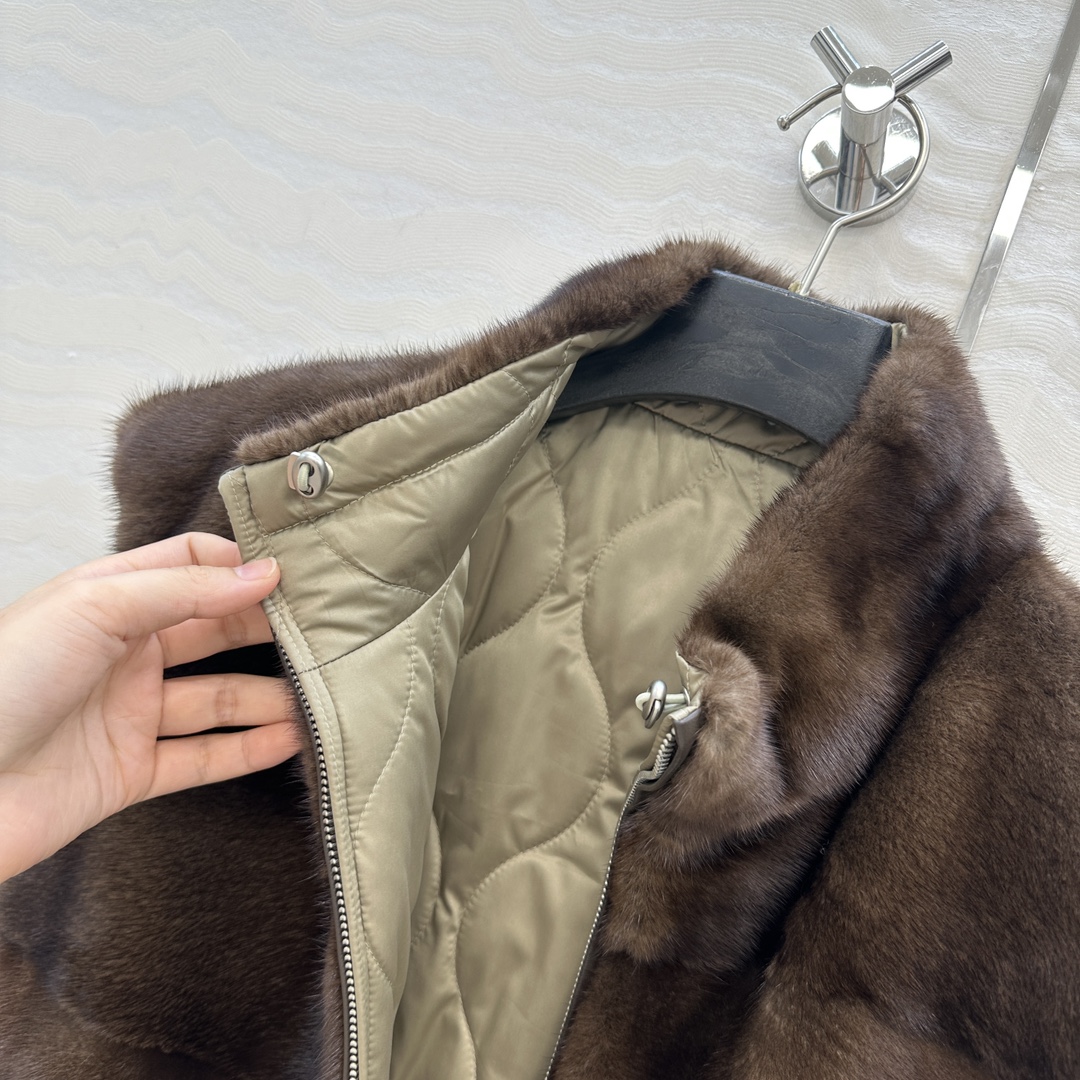 Elegant Mink Fur Vest for Women, Reversible Design, Luxurious and Stylish 9 i1759177667 1179 7