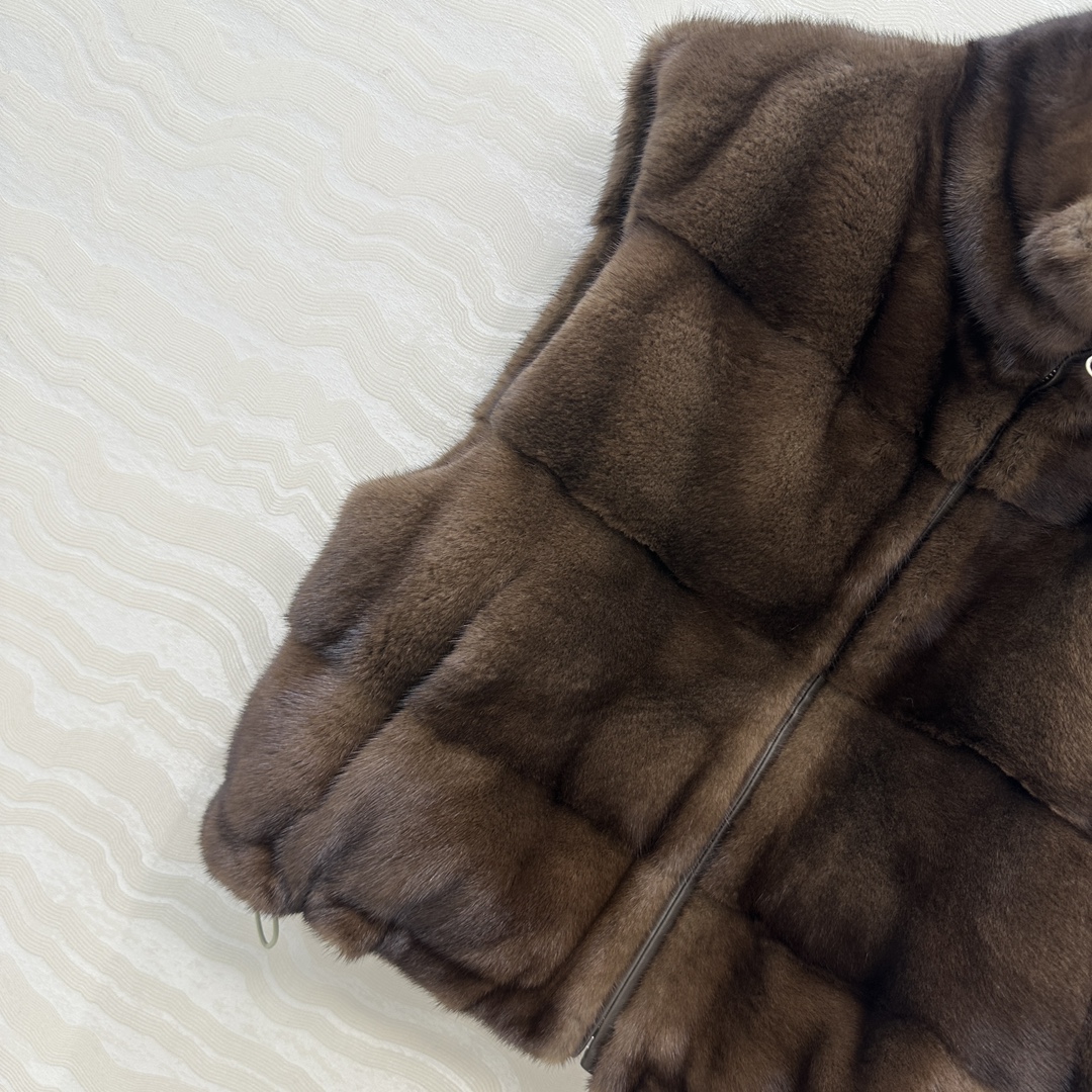 Elegant Mink Fur Vest for Women, Reversible Design, Luxurious and Stylish 6 i1759177667 7393 4