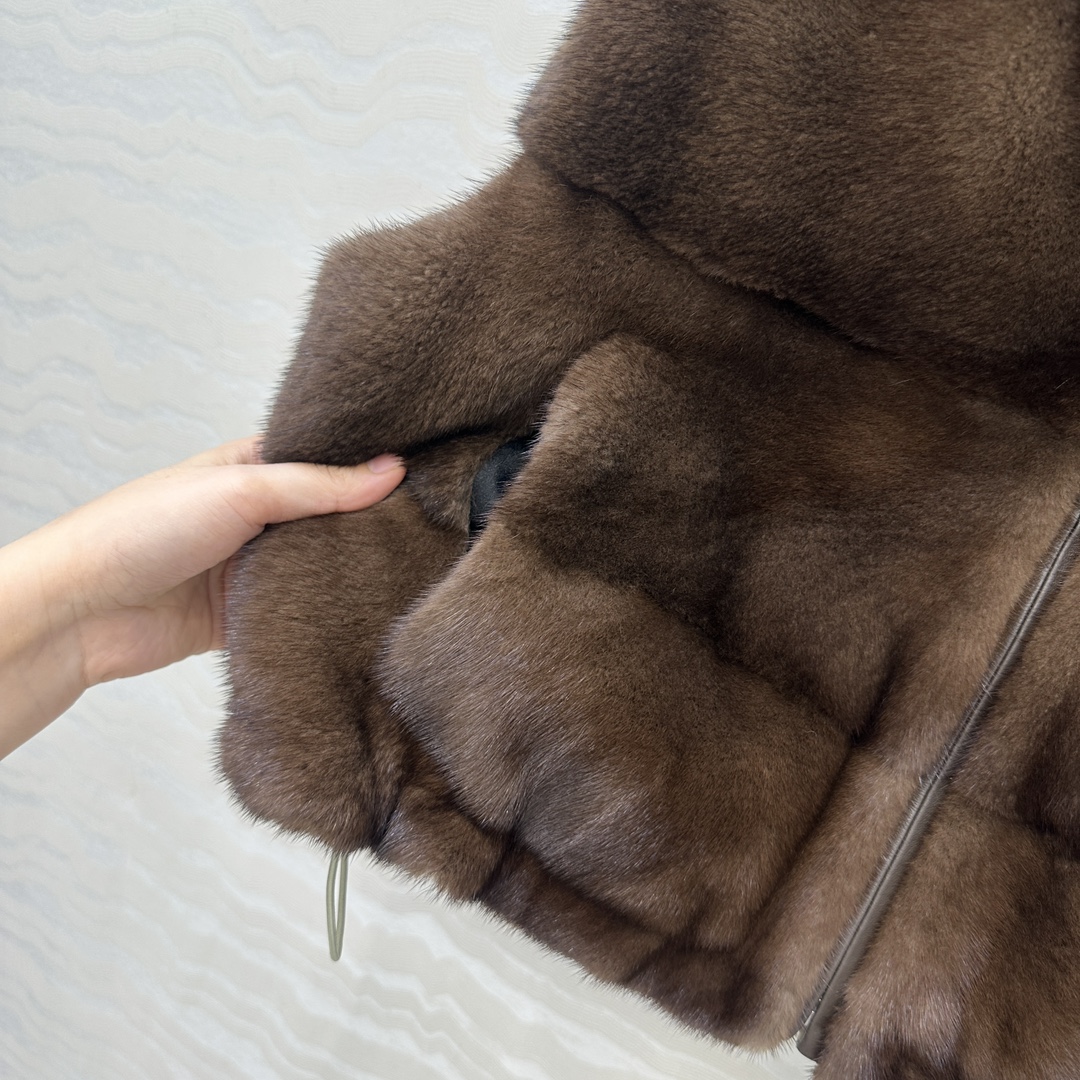 Elegant Mink Fur Vest for Women, Reversible Design, Luxurious and Stylish 7 i1759177667 8354 5