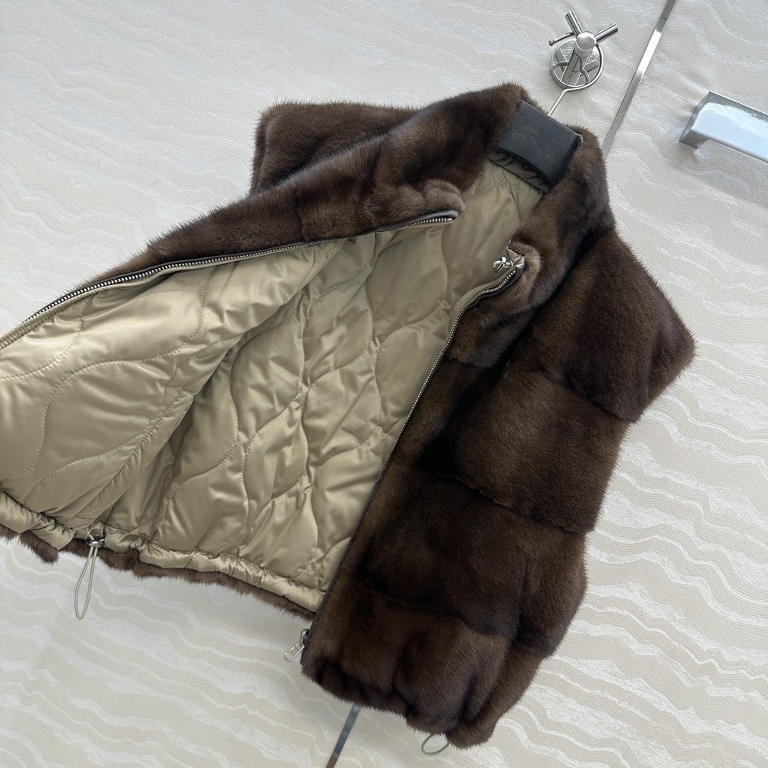 Elegant Mink Fur Vest for Women, Reversible Design, Luxurious and Stylish 8 i1759177667 8803 6