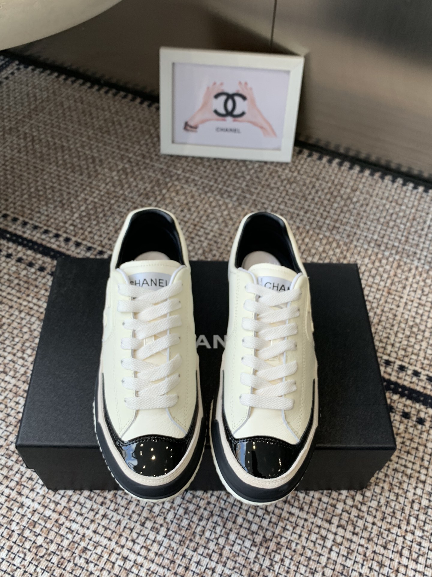 NO:564611,Chanel Chanel 25ss new autumn and winter casual sports shoes moral training shoes. The official website is synchronized. The counters are out of stock. Major bloggers recommend the new styles on social days. This season's new style is simply close your eyes. The upper feet are delicate and smart and look good. The casual casual sports style interprets Chanel's fashionable femininity. The overall customization makes all sports models on the market obsolete. The upper is made of custom imported pebbled calfskin/customized imported calfskin.  Inside, the original one-to-one professionally customized lambskin outsole. The original customized molded TPU combination outsole. The original full set of molded parts (not common in the market), code size 35-40 (40 41 customized), casual shoes/sports shoes, chanel, chanel, sneakers, cowhide, sheepskin19860909Chanel 香奈儿 25ss秋冬新款休闲运动鞋德训鞋 官网同步 专柜断货王 各大博主社交日推款 这季新款简直闭眼入 上脚秀气灵动狂好看 率性的休闲运动风 演绎香奈儿的时髦女性气质 整体定制令当时市面上的所有运动款变得过时 鞋面 采用定制进口荔枝纹小牛皮/定制进口小牛皮 内里原版一比一专业定制小羊皮 大底 原版定制开模TPU组合大底 原版全套开模 (非市场通用) 码数35-40 (40 41定做),休闲鞋/运动鞋,chanel,chanel,sneakers,cowhide,sheepskin,Women's Shoes