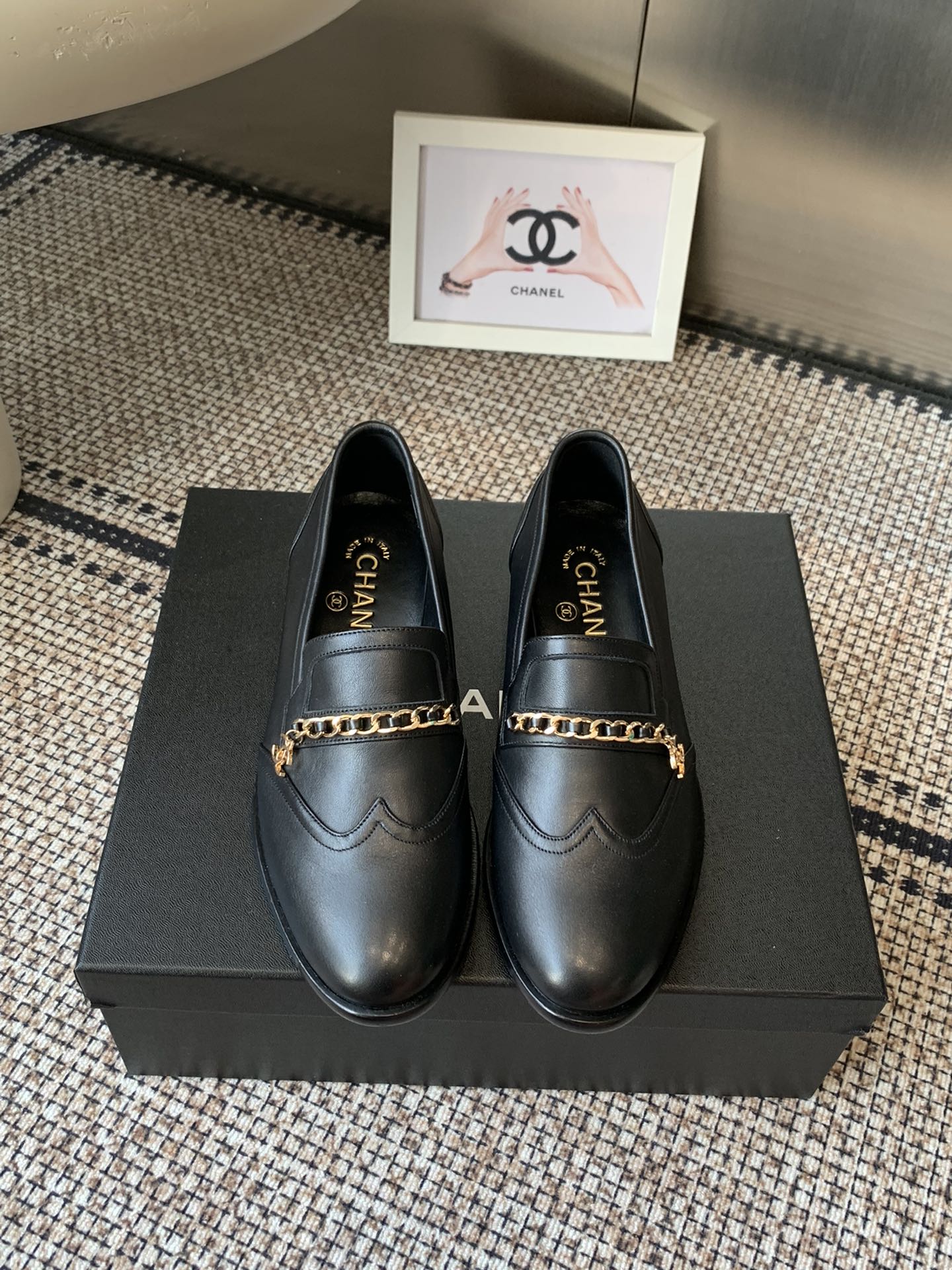 NO:564604,Chanel 25ss Xiaoxiang new style small fragrant buckle half slippers loafers must-have hot style for autumn and winter fragrances goddess series, with the elegant and ladylike temperament of the fragrance family, super attractive, irresistible, heart-beating... imported calfskin upper original molded hardware logo mixed sheepskin lining outsole Italian genuine leather outsole size 35-41 (40 41  Customized (no return or exchange), loafers and half slippers, chanel, chanel, loafers, cowhide, sheepskin, Leather soles19860909Chanel 25ss 小香 新款 小香扣 半拖 乐福鞋 秋冬香家必备爆款 女神系列,拥有香家特色优雅名媛气质,超级耐看,让人无法抗拒,心动ing…… 鞋面进口小牛皮 原版开模五金logo 内里混种羊皮 大底意大利真皮大底 码数35-41（40 41 定做不退换）,乐福鞋半拖,chanel,chanel,loafers,cowhide,sheepskin,Leather soles,Women's Shoes