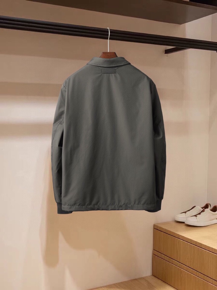 Ermenegildo Zegna 杰尼亚2025 杰尼亚翻领经典新款翻领夹克外套\n颜色：灰绿 藏青 