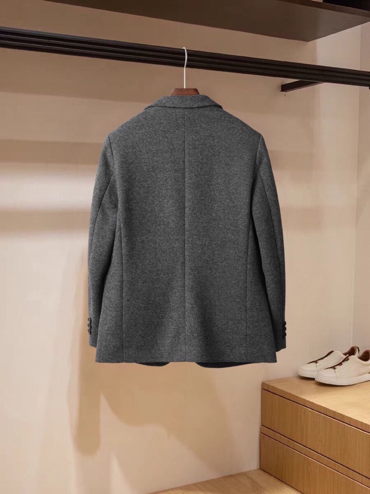 Brunello Cucinelli 2025秋冬款西装外套，西服是BC的主打产品之一，这个品牌西服羊绒