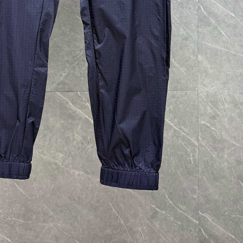 THOM BROWNE 汤姆布朗 TB暗格纹秋冬薄款四杠休闲裤 19.25.15码数：1-4  颜色：灰