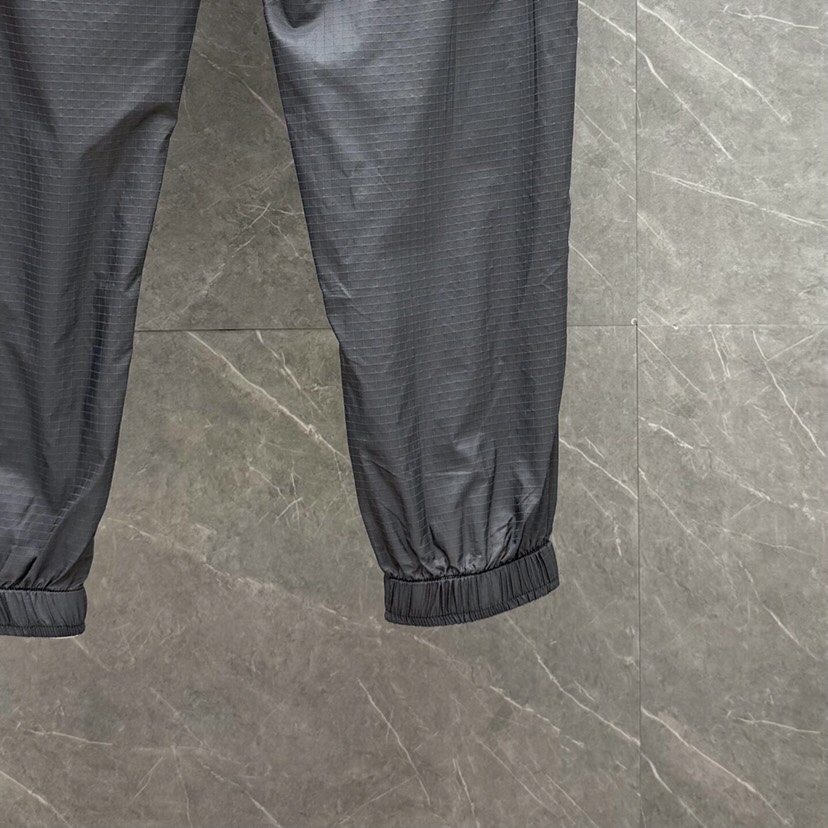 THOM BROWNE 汤姆布朗 TB暗格纹秋冬薄款四杠休闲裤 19.25.15码数：1-4  颜色：灰