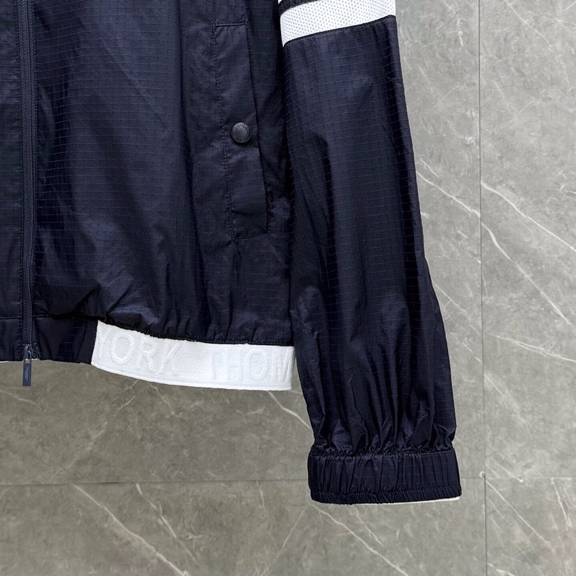 THOM BROWNE 汤姆布朗 TB 暗格纹秋冬薄款四杠休闲夹克  码数：1-4  颜色：灰、蓝（下单
