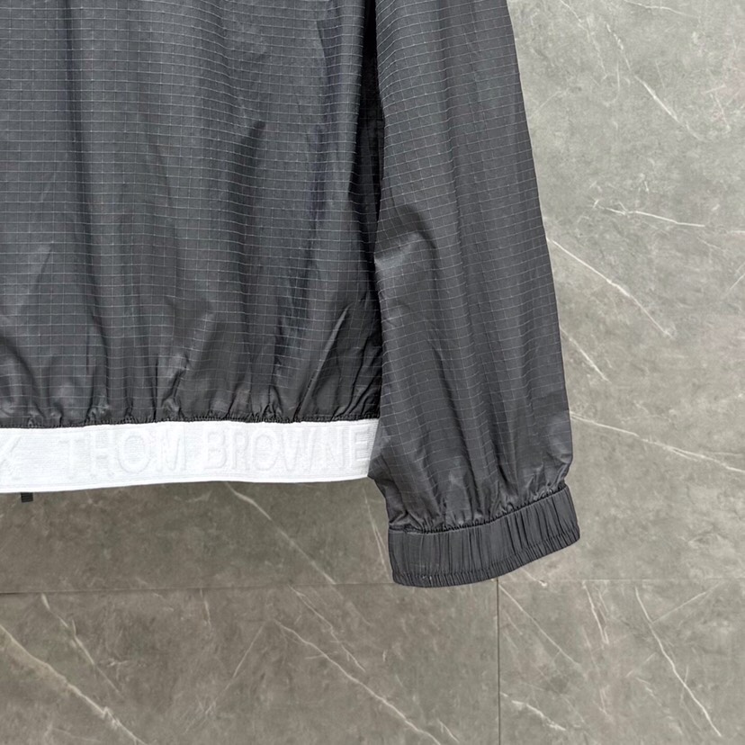 THOM BROWNE 汤姆布朗 TB 暗格纹秋冬薄款四杠休闲夹克  码数：1-4  颜色：灰、蓝（下单