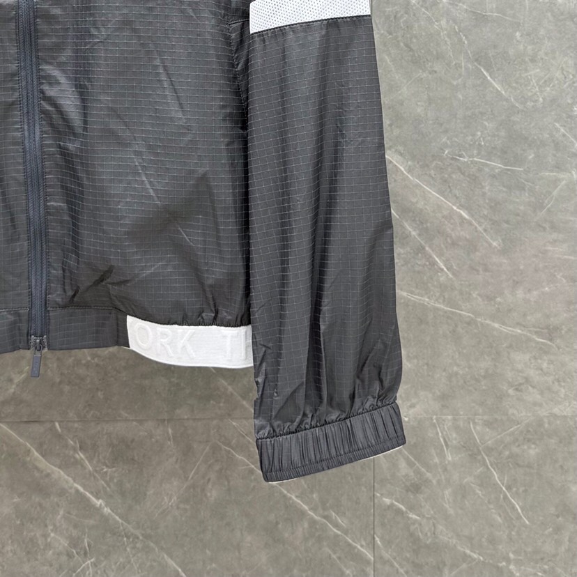 THOM BROWNE 汤姆布朗 TB 暗格纹秋冬薄款四杠休闲夹克  码数：1-4  颜色：灰、蓝（下单