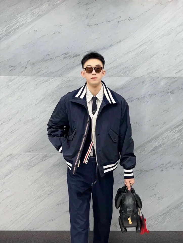 THOM BROWNE 汤姆布朗 TB明星成毅同款休闲夹克  码数：1-4  颜色：灰、蓝（下单请报身高