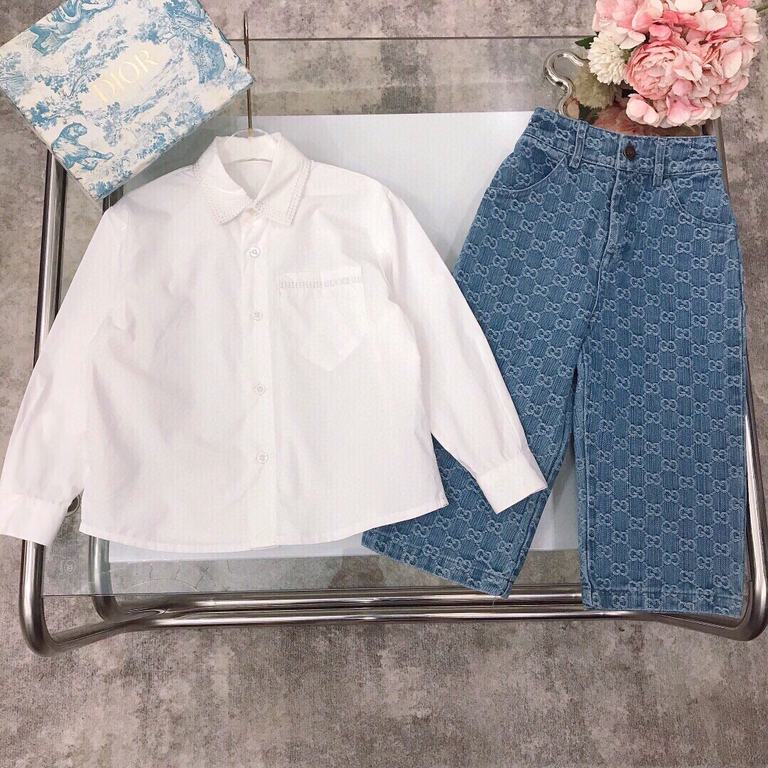 NO:579076,[Available in stock] Size 90 - GUCC* Brother and sister style~Boy style Topstitched embroidered lapel small shirt with washed crafts straight double GG jacquard denim trousers with full jacquard design and embroidered card logo on the back waist A must-have high-end fashion model for fashionistas, made of imported high-end custom-selected high-quality organic cotton fabrics. Comfortable and breathable. The upper body effect is very good. Color blue white  Size 90--110-120-130-140-[CM] Need counter packaging, clothes, gucci, shirts,19860909【现货发】  尺寸90- GUCC* 兄妹款～男童款 明线刺绣翻领小衬衫水洗工艺直筒双GG提花牛仔长裤全面提花设计搭配后腰部卡牌logo刺绣标志 时尚达人必备款高级时髦款,采用进口高端定制精选优质有机棉面料 舒适透气 上身效果非常好 颜色蓝色 白色 尺码90--110-120-130-140-【CM】 需要专柜包装元,衣服,gucci,shirts,,Children's
