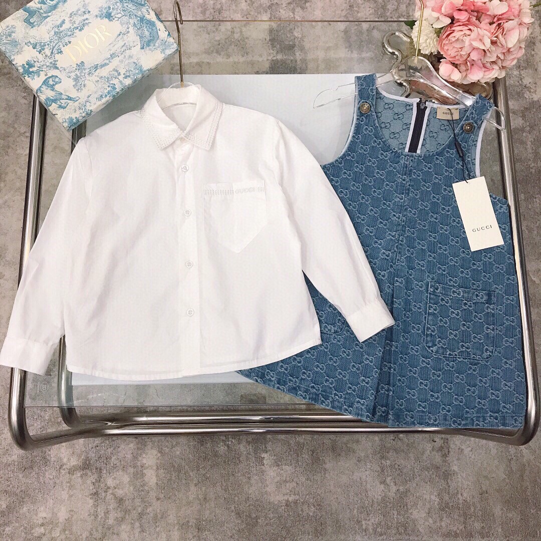 NO:579081,[Available in stock] Size 90- GUCC* Brother and sister style ~ Girls' skirt Top-stitched embroidered lapel shirt High-end blue jacquard denim dress Fully jacquard double GG letters Stiff and stylish straight style Fashionable high street style Wear alone or layered with shirts, the effect is super stunning ~ Made of imported high-end custom-made cotton fabrics High-end fashion style The upper body effect is very good  Size 90--110-120-130-140-[CM] Need counter packaging, clothes, gucci, skirts, shirts,19860909【现货发】  尺寸90- GUCC* 兄妹款～女童套裙 明线刺绣翻领衬衫高级蓝提花牛仔连衣裙 全面提花双GG字母 版型硬挺有型直筒款式 时髦高街款式 单穿或者搭配衬衫叠穿效果超级惊艳～采用进口高端定制定制纯棉面料裁制 高级时髦款 上身效果非常好 尺码90--110-120-130-140-【CM】 需要专柜包装元,衣服,gucci,skirts,shirts,,Children's