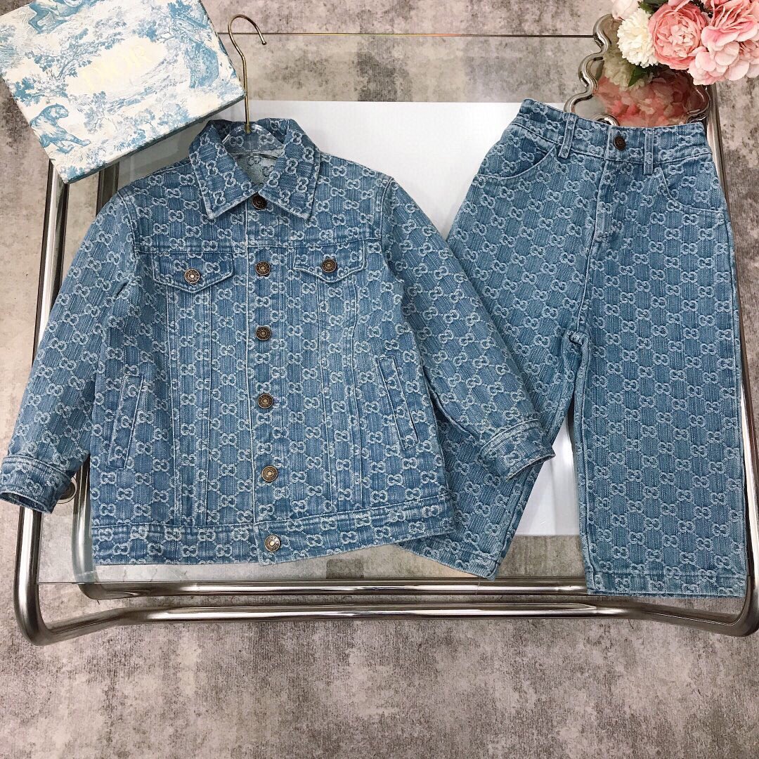 NO:579085,[Ready stock] Size 90- GUCC* jacquard denim suit [jacket, jacket and denim trousers] New jacket and children's jacket for autumn and winter. High-end denim color ~ original button logo engraved. Paired with double GG jacquard trousers of the same color and leather card logo on the back waist. Made of high-end blue color made of exquisite denim artificial washing process. Same style for men and women. Soft and comfortable feel. Fashionable and recognizable. Simple and comfortable.  size90--110-120-130-140-[CM] Packing 10, clothes, gucci, jackets & coats, jackets & coats,19860909【现货发】 尺寸90- GUCC* 提花牛仔套装【夹克外套牛仔长裤】秋冬新款夹克儿童外套 高级牛仔色系～原版纽扣logo刻字 搭配同色系双GG提花长裤后腰部皮质卡牌标志 采用精致牛仔人工水洗工艺调制出的高级蓝色系打造 男女同款 手感柔软舒适 时尚又有辨识度 简单舒适  size90--110-120-130-140-【CM】  包装10,衣服,gucci,jackets & coats,jackets & coats,,Children's