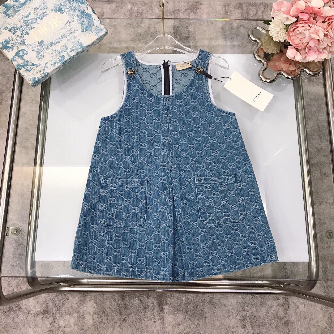 NO:579090,[Ready stock] Size 90- GUCC* New style high-end blue jacquard denim dress Fully jacquard double GG letters Stiff and stylish straight style Fashionable high street style Wear alone or layered with a shirt, the effect is super stunning ~ Made of imported high-end custom-made pure cotton fabrics High-end fashionable style with very good upper body effect Size 90--110-120-130-140-[CM]  Need counter packaging, clothes, gucci, skirts, shirts,19860909【现货发】  尺寸90- GUCC* 新款 高级蓝提花牛仔连衣裙 全面提花双GG字母 版型硬挺有型直筒款式 时髦高街款式 单穿或者搭配衬衫叠穿效果超级惊艳～采用进口高端定制定制纯棉面料裁制 高级时髦款 上身效果非常好 尺码90--110-120-130-140-【CM】 需要专柜包装元,衣服,gucci,skirts,shirts,,Children's