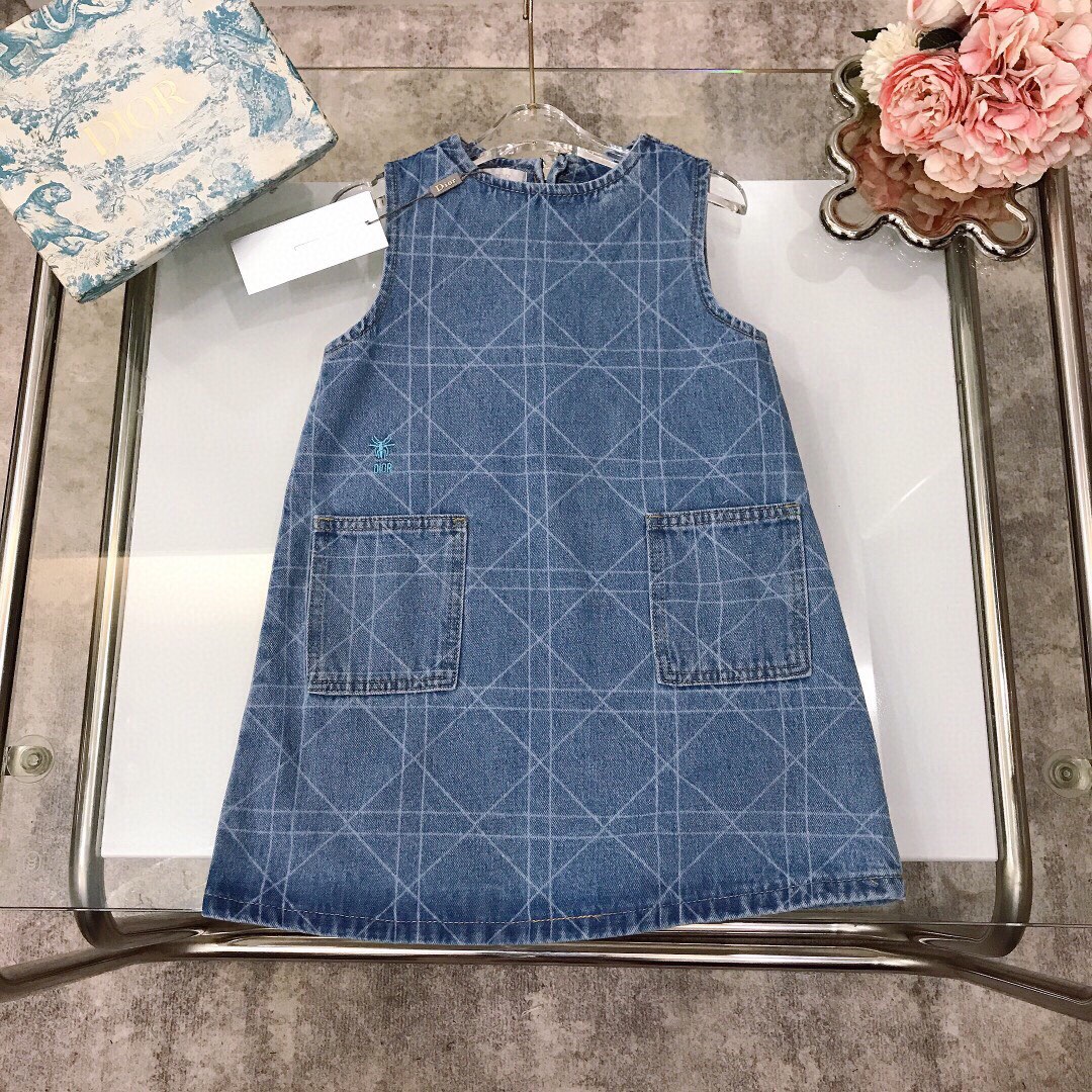 NO:579095,[Ready stock] DIO* /SS cannage pattern denim dress with small embroidered logo ~ Stiff and stylish straight style, fashionable high street style. Wear alone or layered with a shirt, the effect is super stunning ~ Made of imported high-end custom-made cotton fabric, high-end fashion style with very good upper body effect. Size - 110-120-130-140-150 [CM] Need counter packaging, clothes, dior, skirts, shirts,19860909【现货发】  DIO* /SS 藤格纹牛仔连衣裙 刺绣小 logo标志～版型硬挺有型直筒款式 时髦高街款式 单穿或者搭配衬衫叠穿效果超级惊艳～采用进口高端定制定制纯棉面料裁制 高级时髦款 上身效果非常好 尺码-110-120-130-140-150【CM】 需要专柜包装元,衣服,dior,skirts,shirts,,Children's
