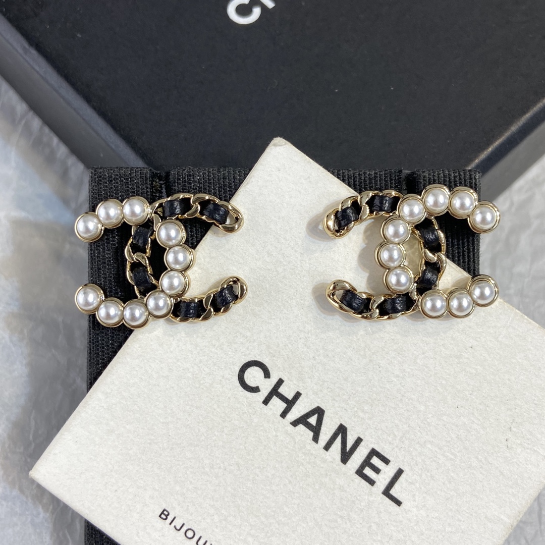 【XE0692】 【Perla con cuero perforado y aretes de media perla】