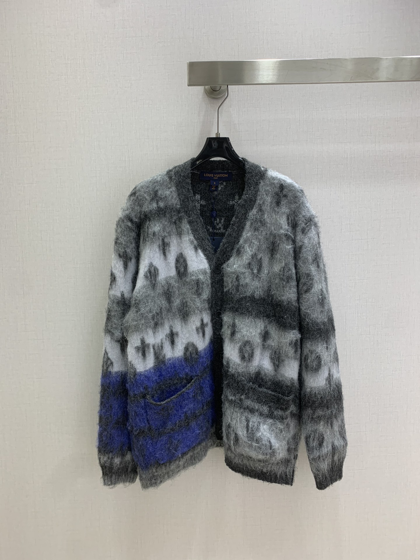 NO:546891,Highly recommended LV* early autumn new products, classic presbyopia cardigan jacket, delicate and soft texture, classic age-reducing items, fashionable and handsome, not picky on the upper body, huge slim, perfect item for white and rich beauty, super texture, perfect workmanship quality, one color, SML code, high quality ABC,,louis vuitton, jackets & coats,alexander wang19860909强烈推荐LV*早秋新品 经典老花马海毛开衫外套 质感细腻软糯 经典减龄单品 时髦又帅气 版型不挑人上身巨显瘦 白富美必收的完美单品 质感超赞完美做工品质 一个色 SML码 高品质ABC,,louis vuitton,jackets & coats,alexander wang,Women's clothing