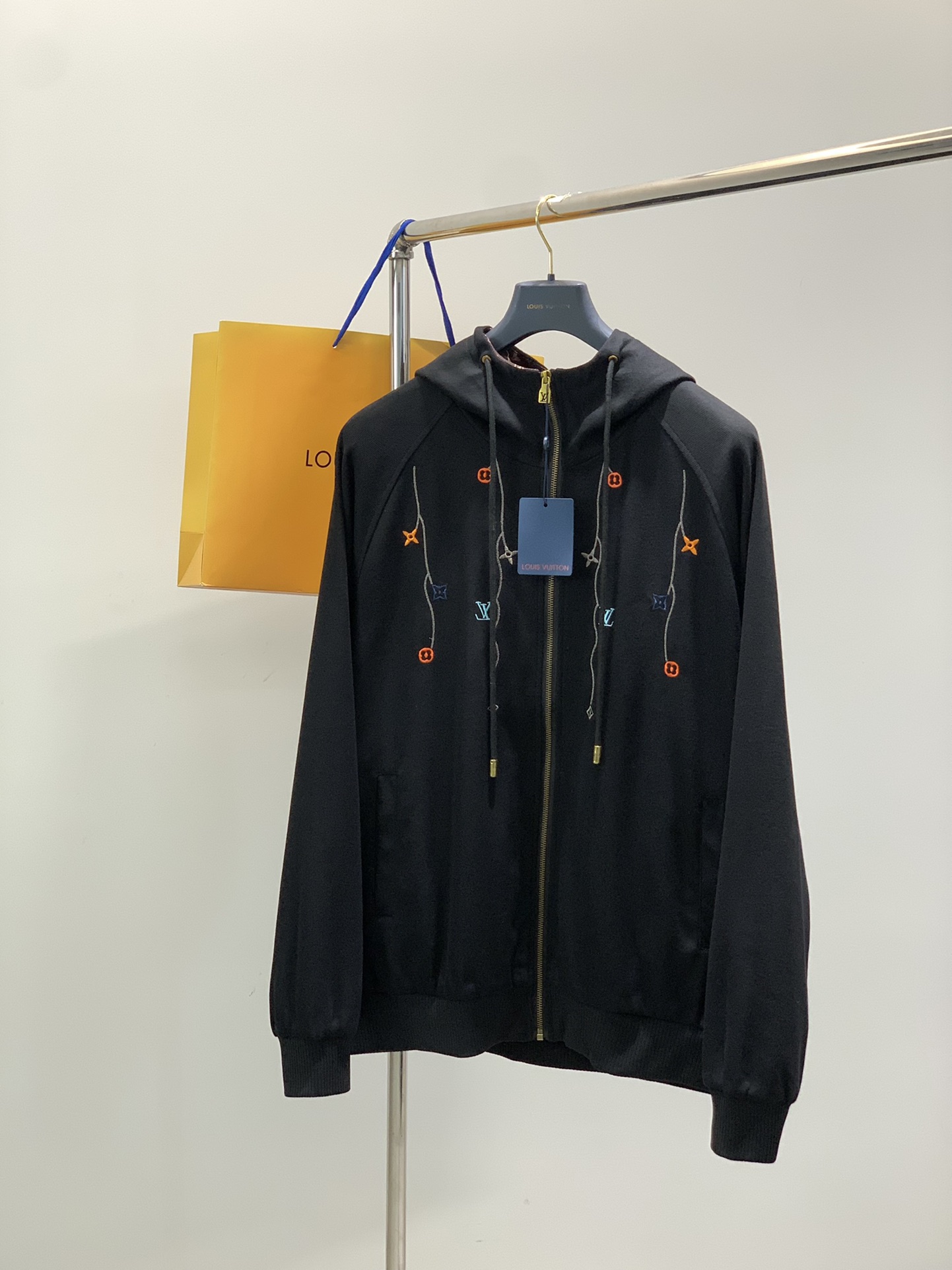 NO:567357,, LouisVuitton Louis Vuitton, the latest autumn style, available at counters at the same time, original order, stylish and casual hooded jacket, the upper body is very unique!  Eye-catching and bright, imported original fabrics, top-notch embroidery letter pattern decorative logo, original hardware accessories decoration, simple yet fashionable, classic atmosphere, comfortable and breathable, handsome and stylish upper body, size M-3XL,, louis vuitton, louis vuitton, jackets & coats, hats, alexander wang19860909,LouisVuitton 路易威登,秋季最新款,专柜同步有售,原单狠货,时尚休闲连帽外套,上身很有特点！吸睛而有亮点,进口原版面料,顶级刺绣工艺字母图案装饰Logo,原版五金辅料装饰,简单而不失时尚,经典大气,舒适透气,上身帅气有型,码数M-3XL,,louis vuitton,louis vuitton,jackets & coats,hats,alexander wang,Men's clothing