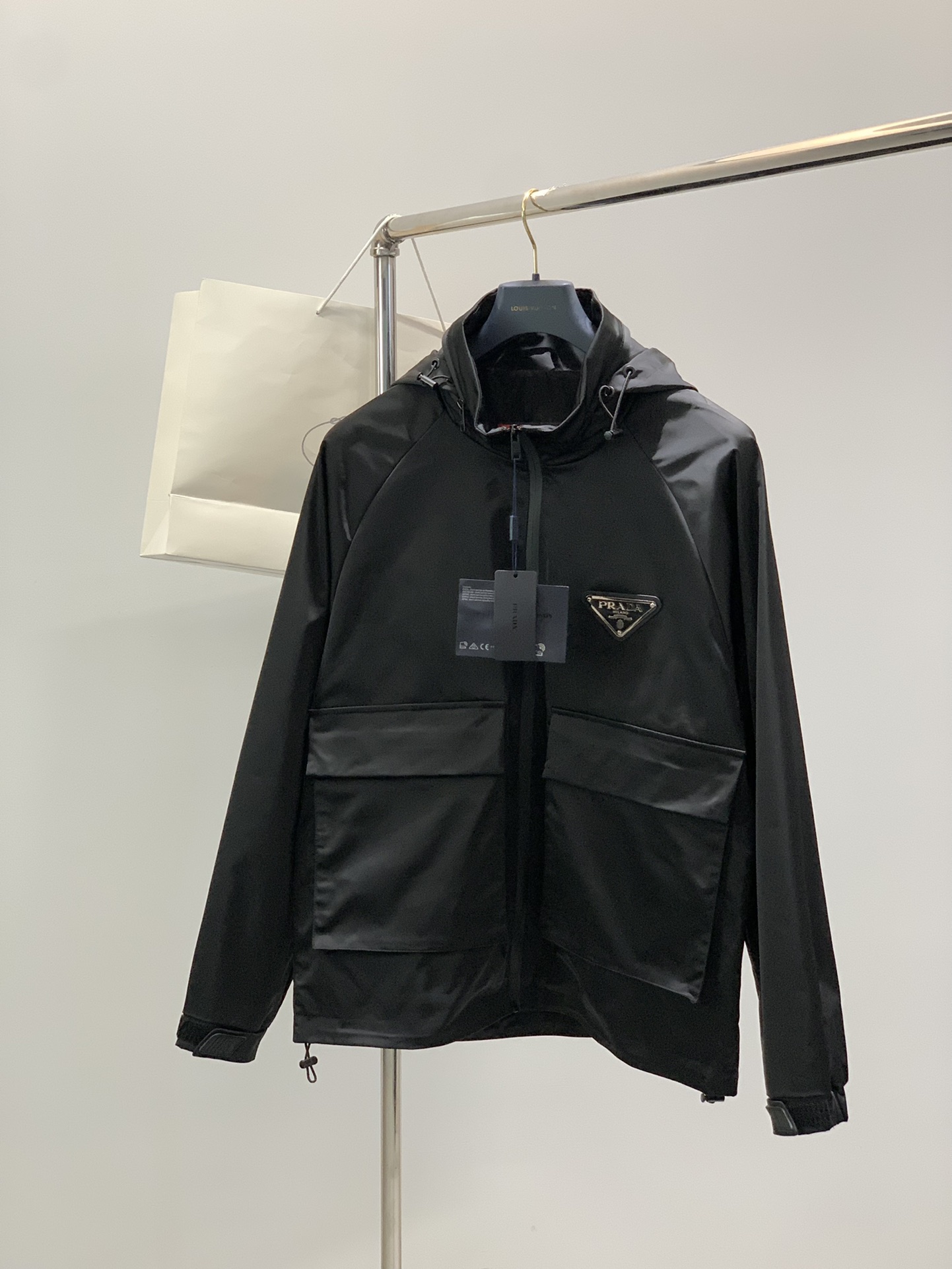 NO:567372,,PRADA Prada, the latest autumn products, available at counters simultaneously, fashionable and casual hooded lapel jacket, imported original fabrics, extremely complex workmanship, the only channel that can be used as a purchasing agent, top-notch printing technology letter pattern logo, original hardware accessories decoration, extremely high-grade, comfortable and versatile, handsome and stylish upper body, size M-3XL,, prada, prada, jackets & coats, jackets & coats, hats, alexander wang19860909,PRADA 普拉达,秋季最新品,专柜同步有售,时尚休闲连帽夹克翻领外套,进口原版面料,做工极为复杂,唯一可以做代购级别的渠道狠货,顶级印花工艺字母图案logo,原版五金辅料装饰,档次极高,舒适百搭,上身帅气有型,码数M-3XL,,prada,prada,jackets & coats,jackets & coats,hats,alexander wang,Men's clothing