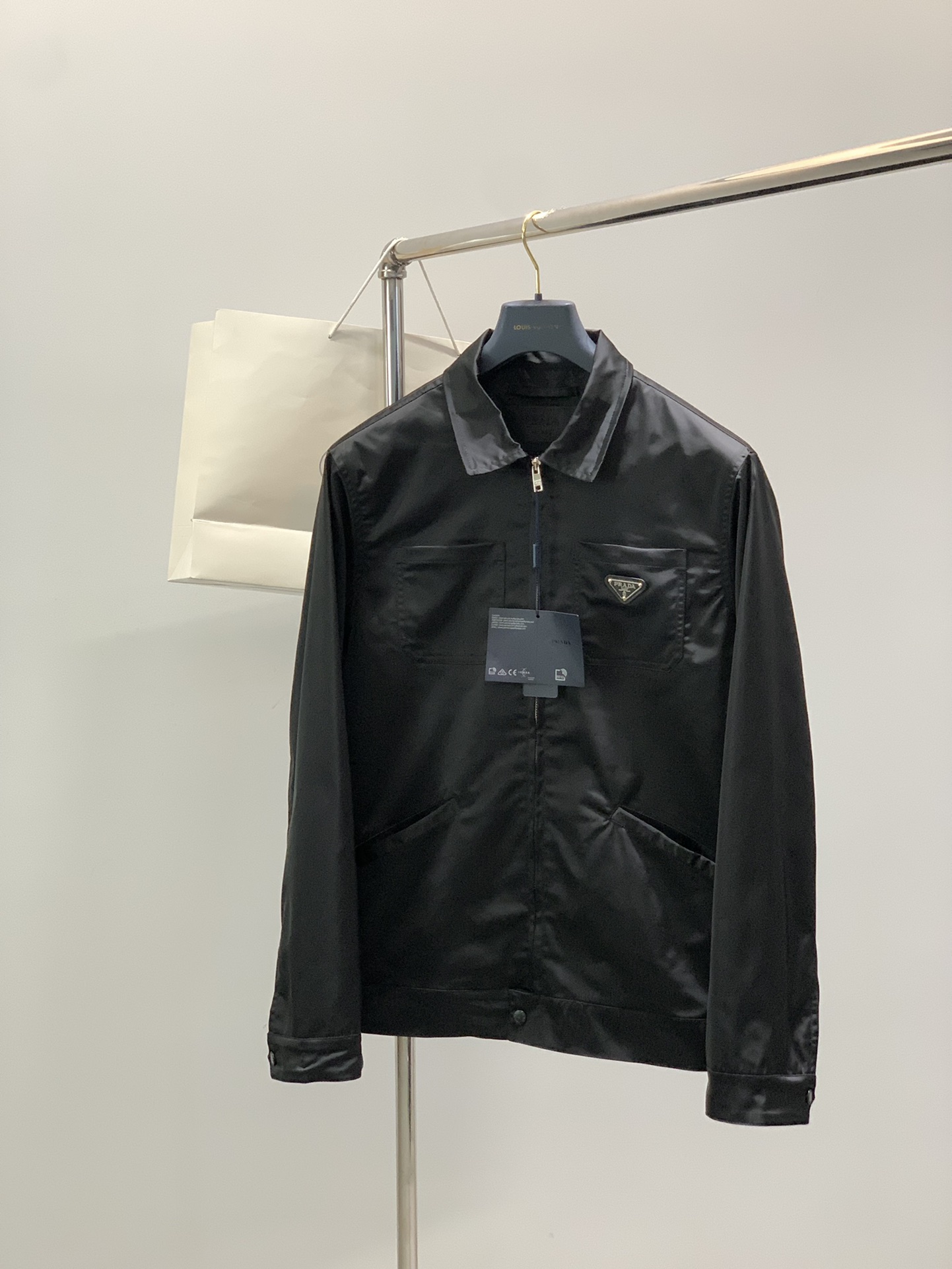 NO:567366,,PRADA Prada, the latest autumn products, available at counters simultaneously, fashionable casual jackets with lapels, imported original fabrics, extremely complex workmanship, the only channel that can be used as a purchasing agent, top-notch printing technology letter pattern logo, original hardware accessories decoration, extremely high-grade, comfortable and versatile, handsome and stylish upper body, size M-3XL,,prada,prada,jackets & coats,jackets & coats,alexander wang19860909,PRADA 普拉达,秋季最新品,专柜同步有售,时尚休闲夹克翻领外套,进口原版面料,做工极为复杂,唯一可以做代购级别的渠道狠货,顶级印花工艺字母图案logo,原版五金辅料装饰,档次极高,舒适百搭,上身帅气有型,码数M-3XL,,prada,prada,jackets & coats,jackets & coats,alexander wang,Men's clothing