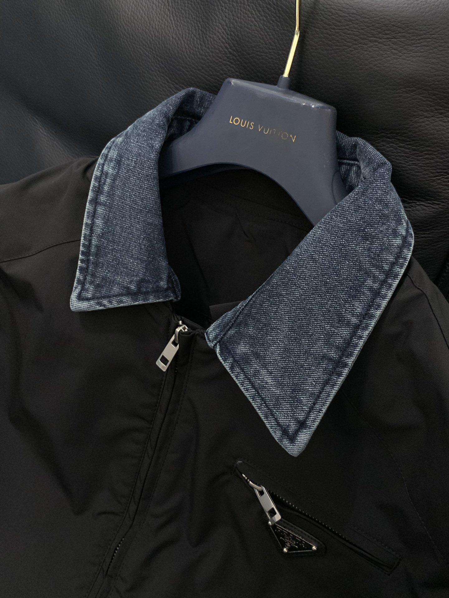 ，PRADA 普拉达，2025秋季最新品，专柜同步有售，时尚休闲夹克翻领外套，进口原版面料，做工极为复杂