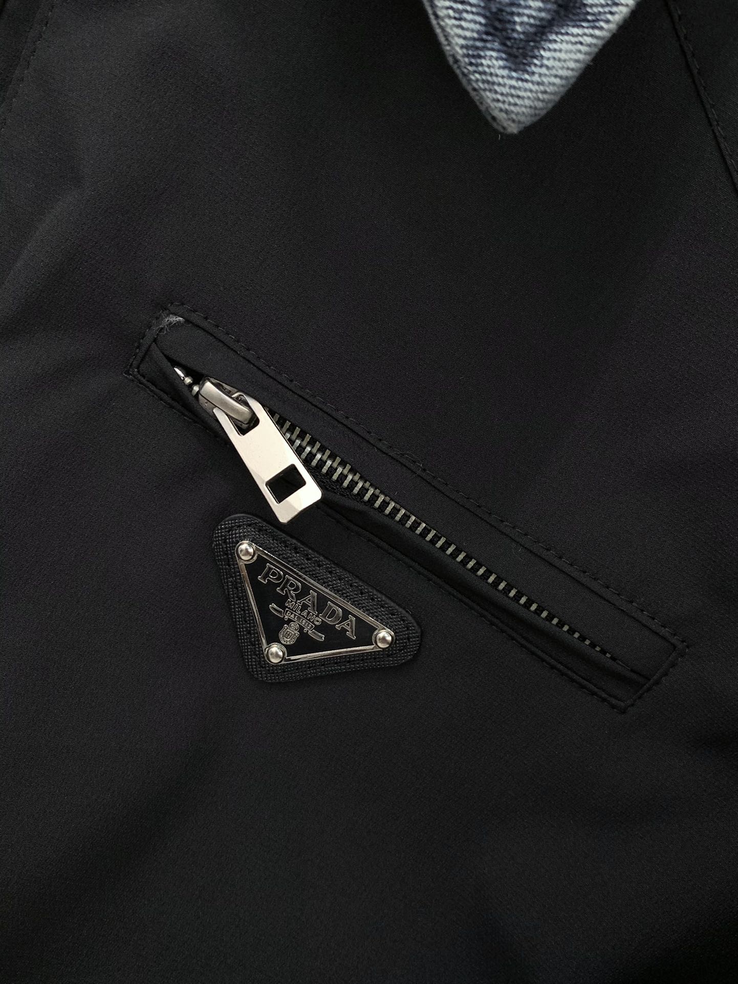 ，PRADA 普拉达，2025秋季最新品，专柜同步有售，时尚休闲夹克翻领外套，进口原版面料，做工极为复杂