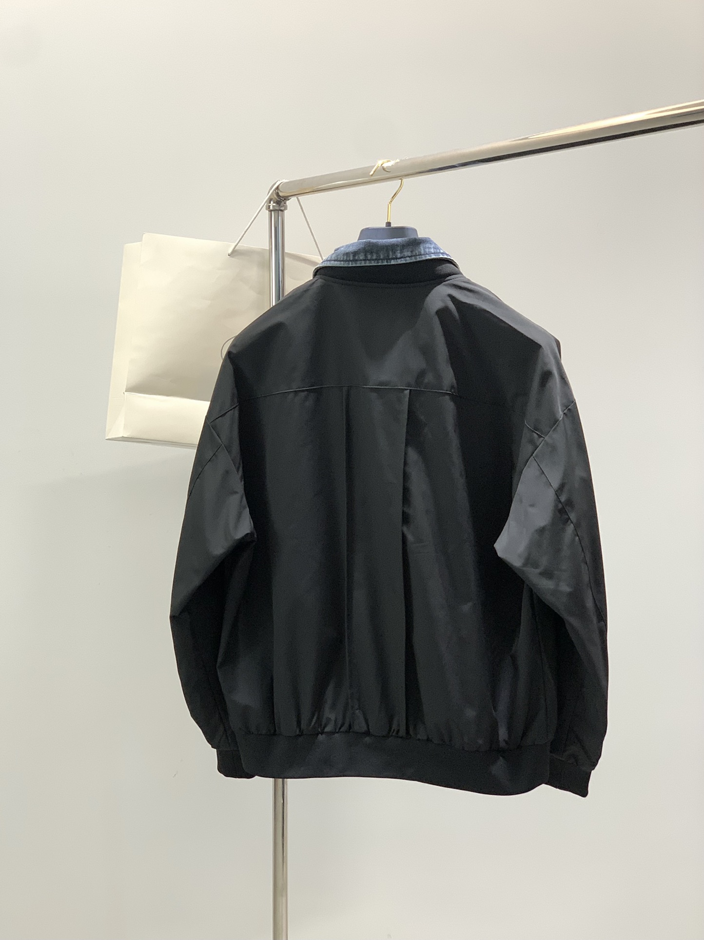 ，PRADA 普拉达，2025秋季最新品，专柜同步有售，时尚休闲夹克翻领外套，进口原版面料，做工极为复杂