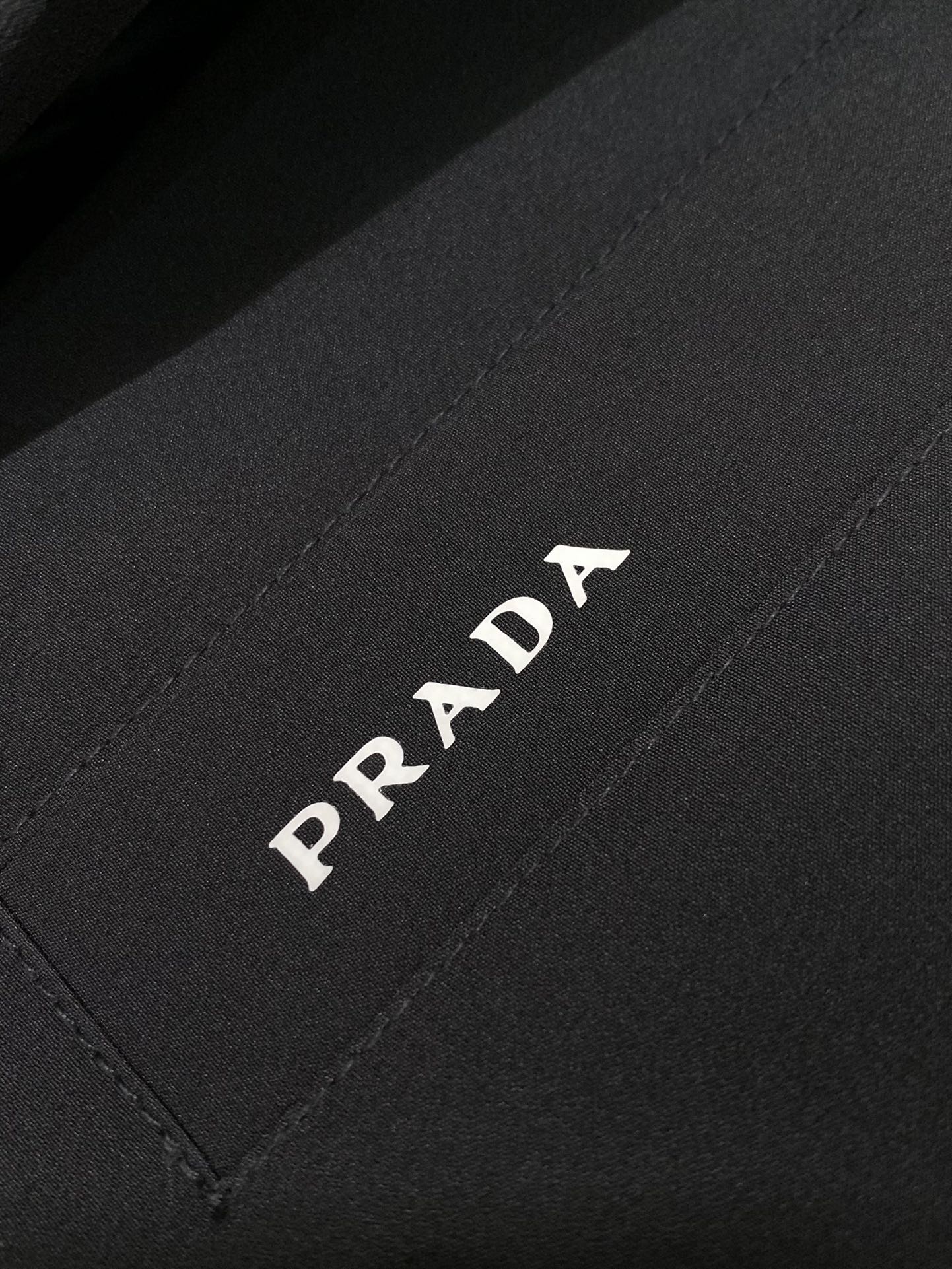 ，PRADA 普拉达，2025秋季最新品，专柜同步有售，时尚休闲夹克翻领外套，进口原版面料，做工极为复杂