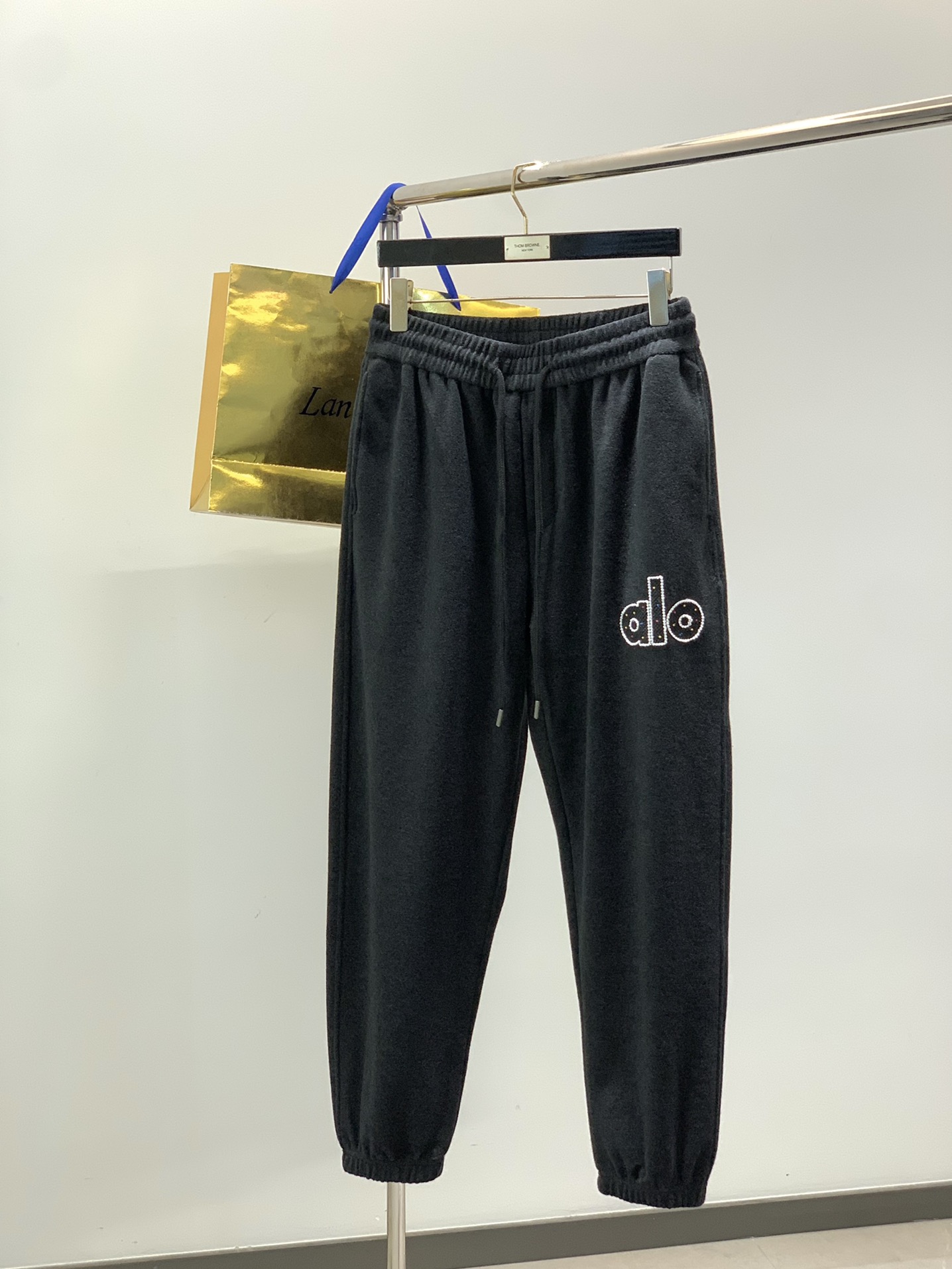 NO:546103,,alo Alo, the latest 2025 autumn and winter models, available at the same time in the counter, original singles, fashionable casual pants, and very distinctive on the upper body!  Eye-catching and highlighted, imported original fabric, top-grade embroidery craft letter pattern decorative logo, simple but not lacking in fashion, classic and atmospheric, comfortable and breathable, handsome and stylish on the upper body, 2 colors recommended, code number M-3XL, alexander wang19860909,alo 阿洛,2025秋冬最新款,专柜同步有售,原单狠货,时尚休闲裤,上身很有特点！吸睛而有亮点,进口原版面料,顶级刺绣工艺字母图案装饰Logo,简单而不失时尚,经典大气,舒适透气,上身帅气有型,2色推荐,码数M-3XL,,alexander wang,Men's clothing