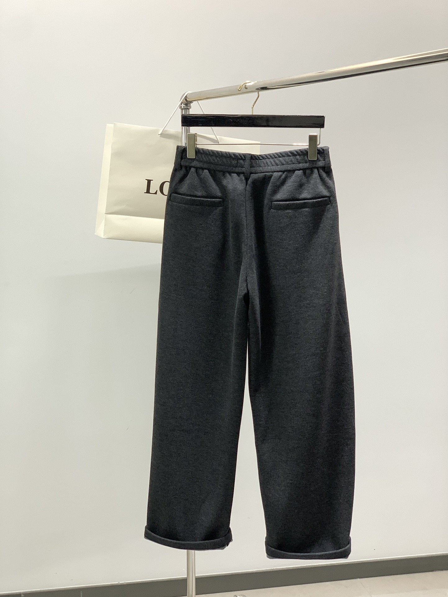 ，Loewe 罗意威，2025秋冬最新款，时尚休闲裤，原单狠货，简约舒适，版型不挑人，采用进口原版面料，