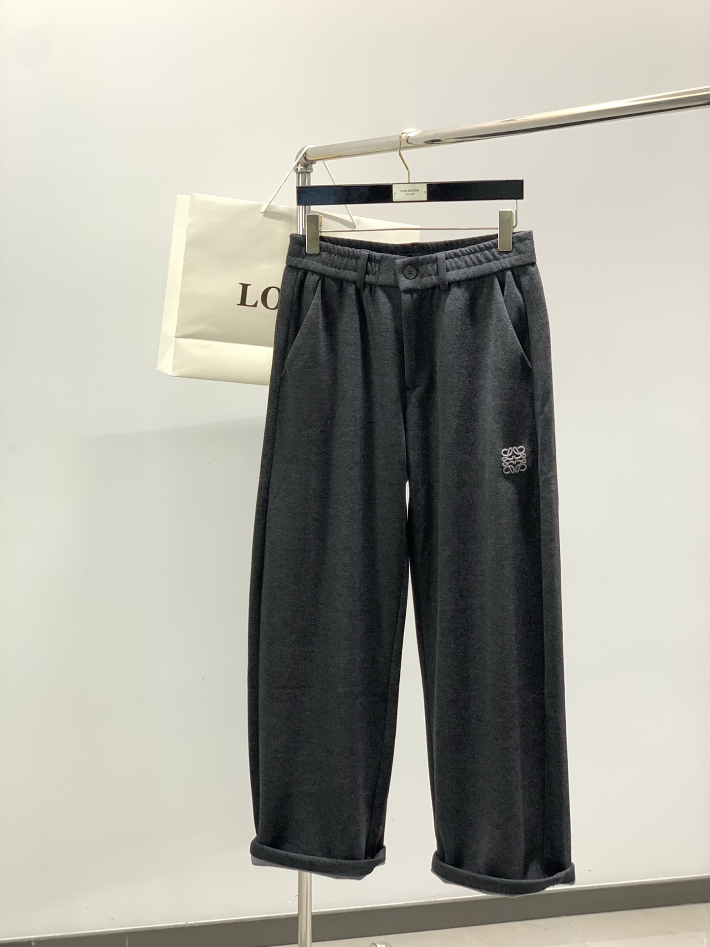NO:546116,,Loewe, the latest 2025 autumn and winter style, fashionable casual pants, original single product, simple and comfortable, the style is not picky, using imported original fabric, excellent comfort, top-grade embroidery craft letter pattern logo, original hardware and auxiliary decoration, extremely high grade, comfortable and versatile, 2 colors recommended, code number M-2XL,,loewe,loewe,alexander wang19860909,Loewe 罗意威,2025秋冬最新款,时尚休闲裤,原单狠货,简约舒适,版型不挑人,采用进口原版面料,舒适度极佳,顶级刺绣工艺字母图案logo,原版五金辅料装饰,档次极高,舒适百搭,2色推荐,码数M-2XL,,loewe,loewe,alexander wang,Men's clothing
