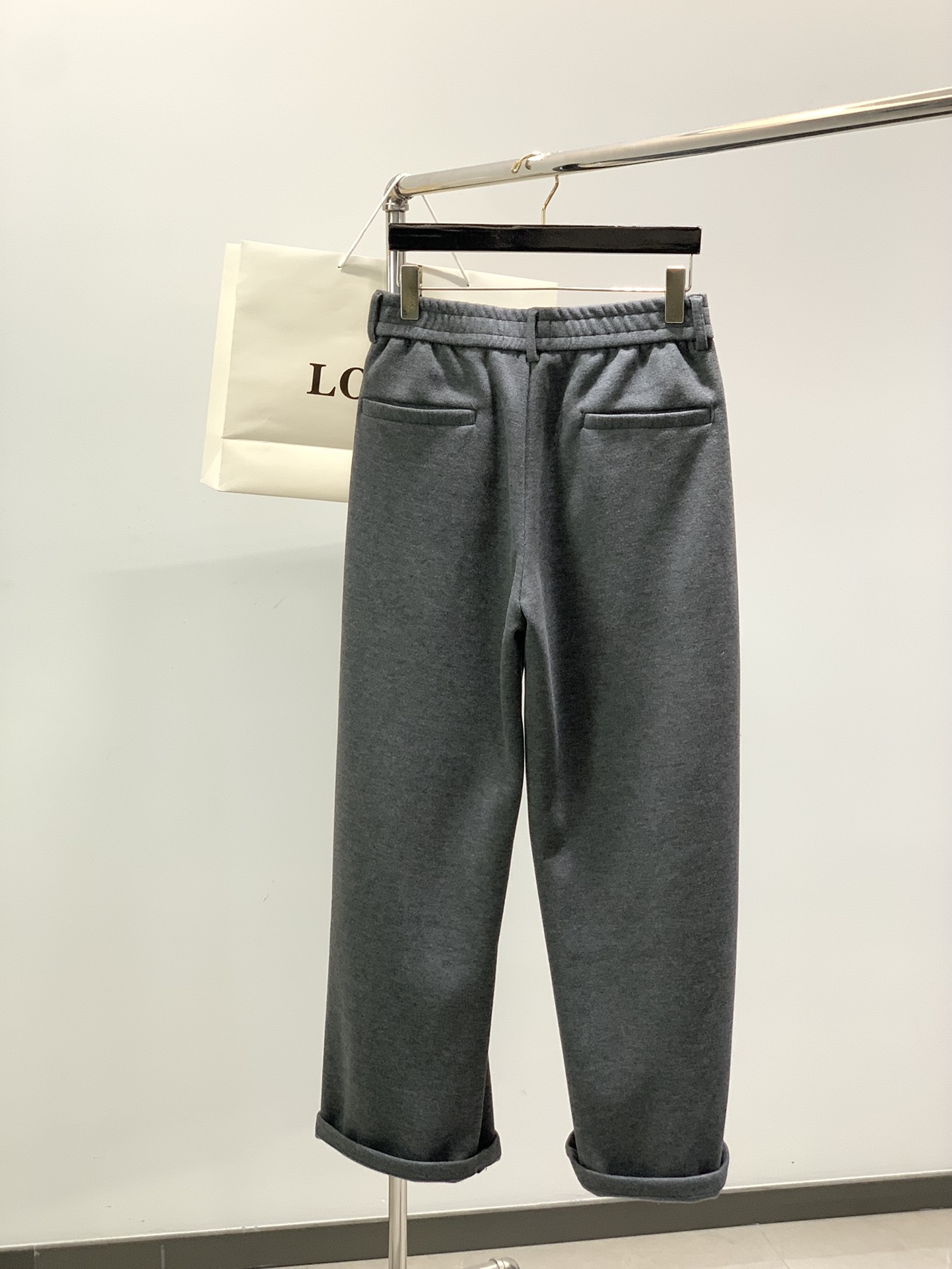 ，Loewe 罗意威，2025秋冬最新款，时尚休闲裤，原单狠货，简约舒适，版型不挑人，采用进口原版面料，