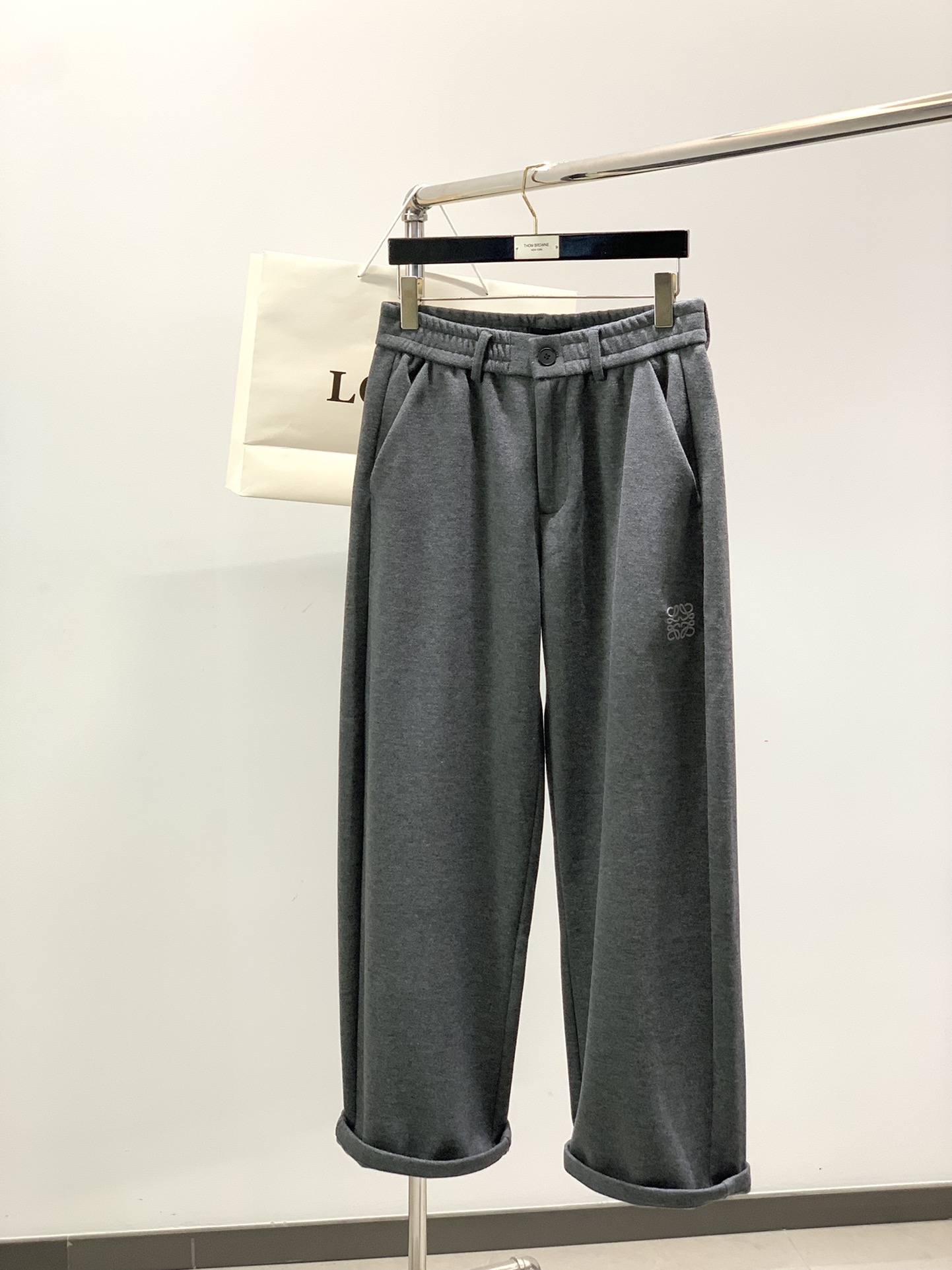 ，Loewe 罗意威，2025秋冬最新款，时尚休闲裤，原单狠货，简约舒适，版型不挑人，采用进口原版面料，